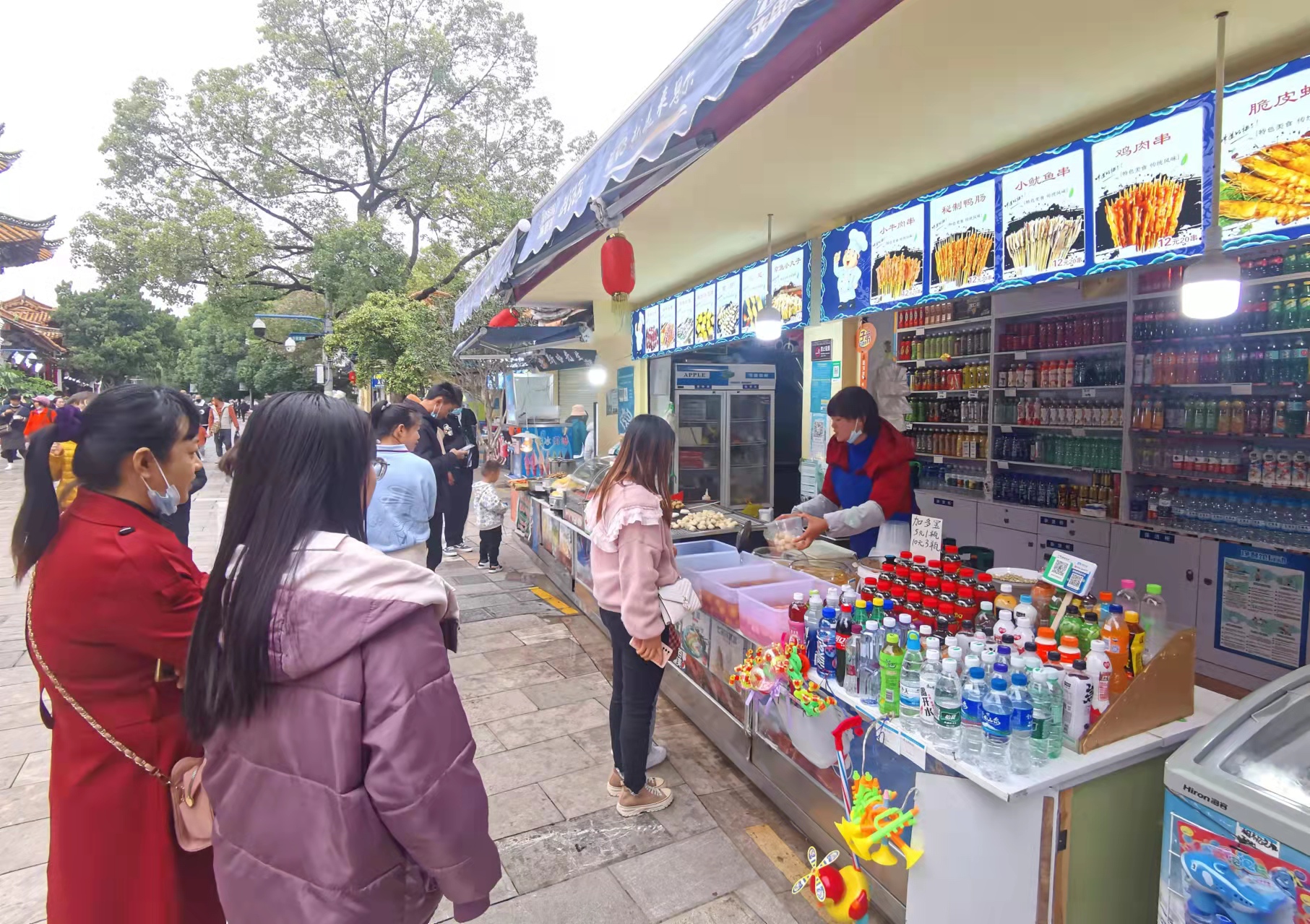 开屏观察｜免费开放19年，翠湖公园成了“美食公园”和“广场舞池”？（记者夏体雷摄影报道）