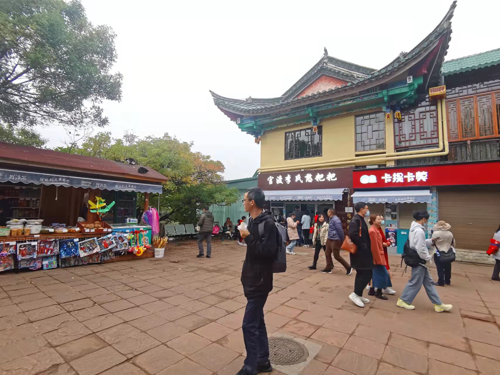 开屏观察｜免费开放19年，翠湖公园成了“美食公园”和“广场舞池”？（记者夏体雷摄影报道）