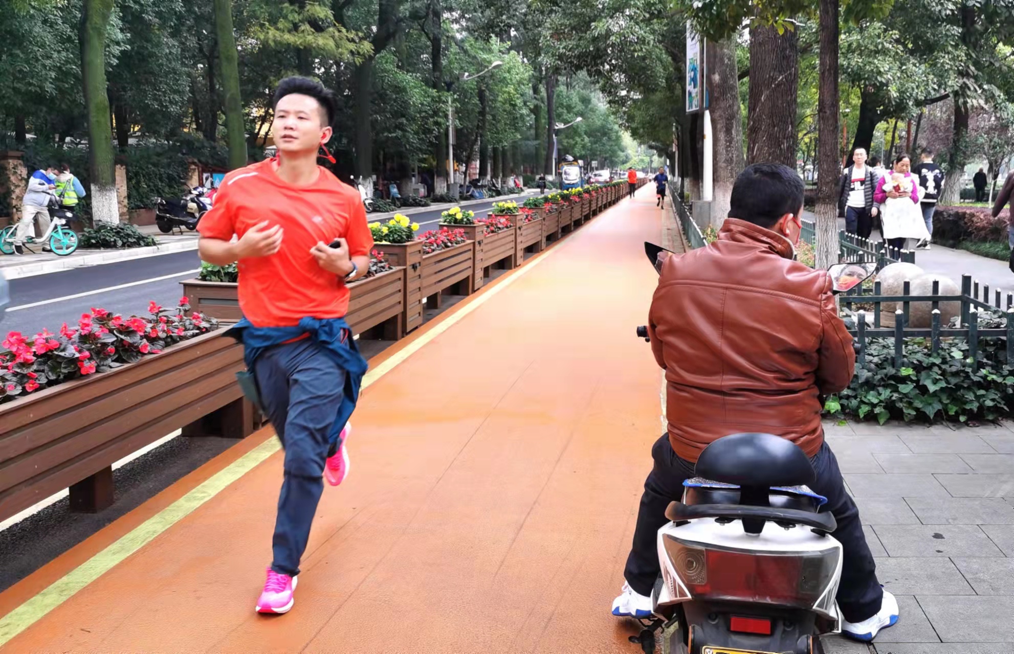 开屏观察｜免费开放19年，翠湖公园成了“美食公园”和“广场舞池”？（记者夏体雷摄影报道）