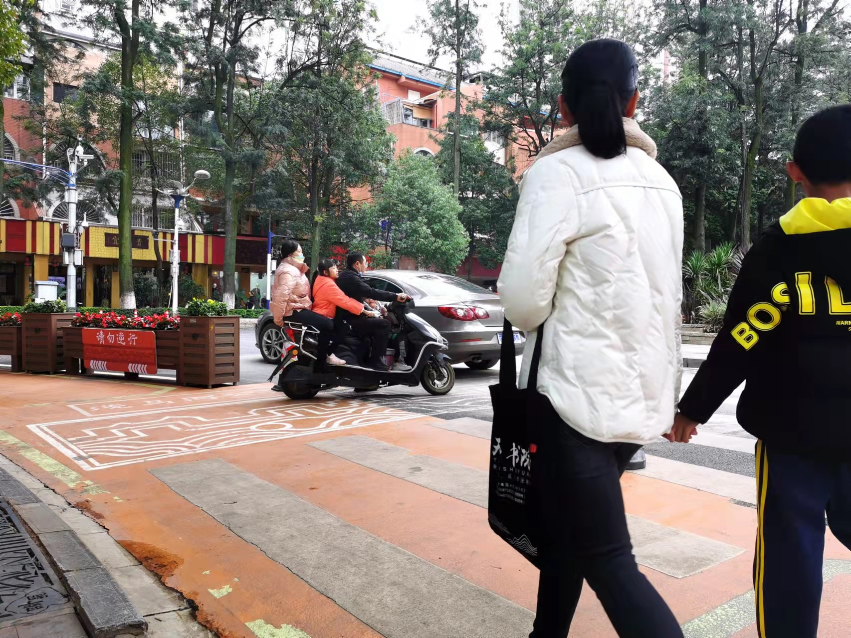 开屏观察｜免费开放19年，翠湖公园成了“美食公园”和“广场舞池”？（记者夏体雷摄影报道）