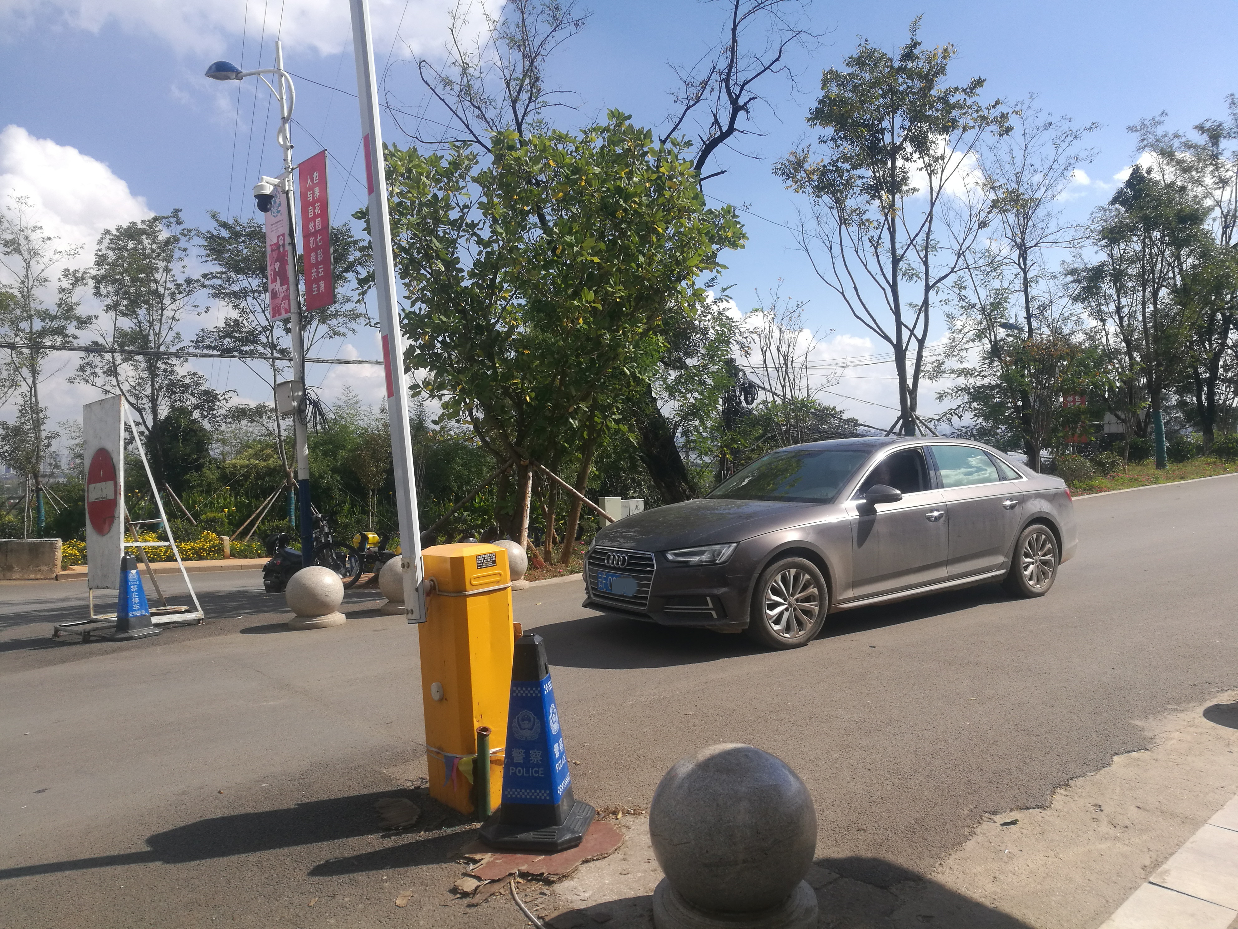 10年“限车令”催生出一群“职业带路人” (22)_副本.jpg