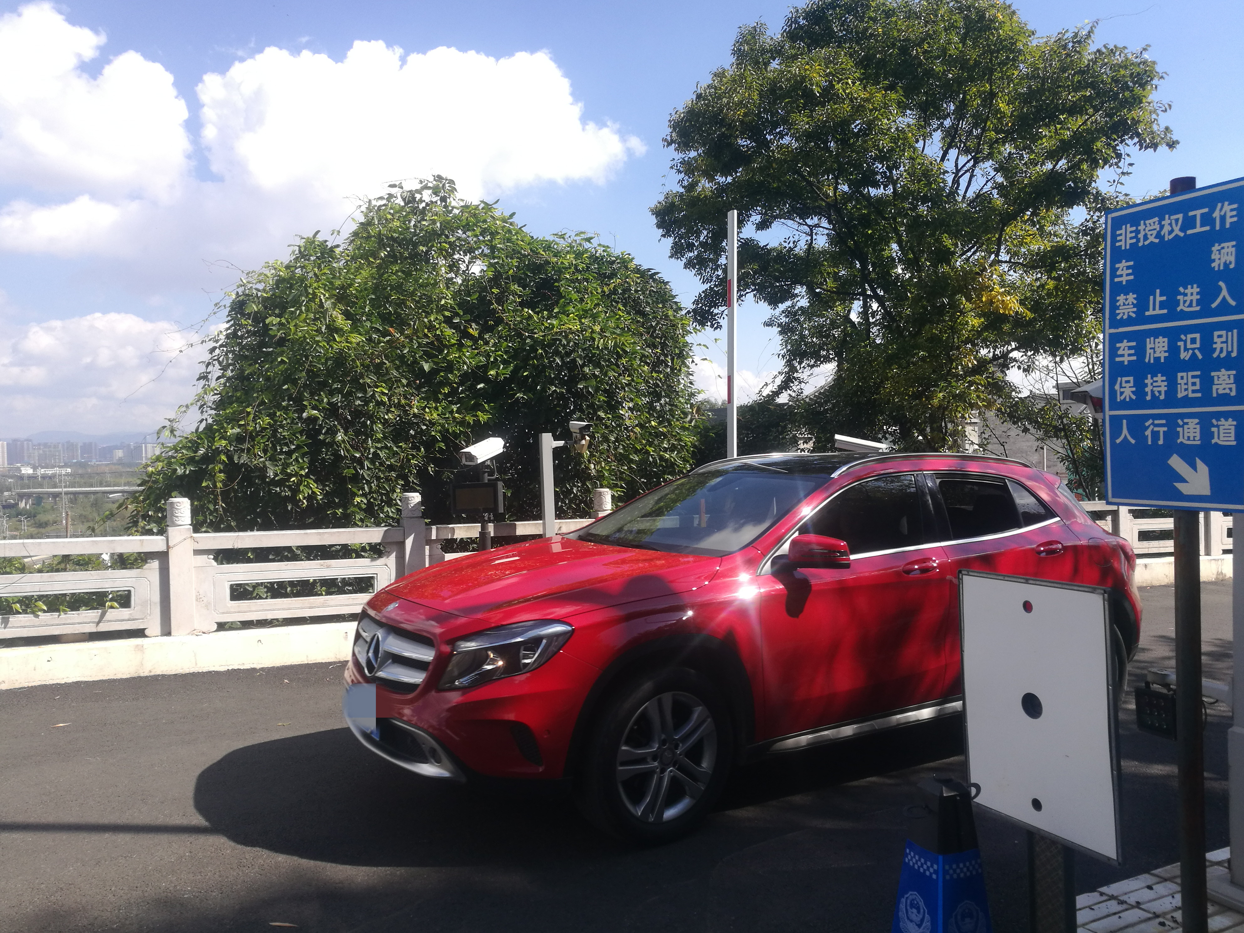 10年“限车令”催生出一群“职业带路人” (24)_副本.jpg