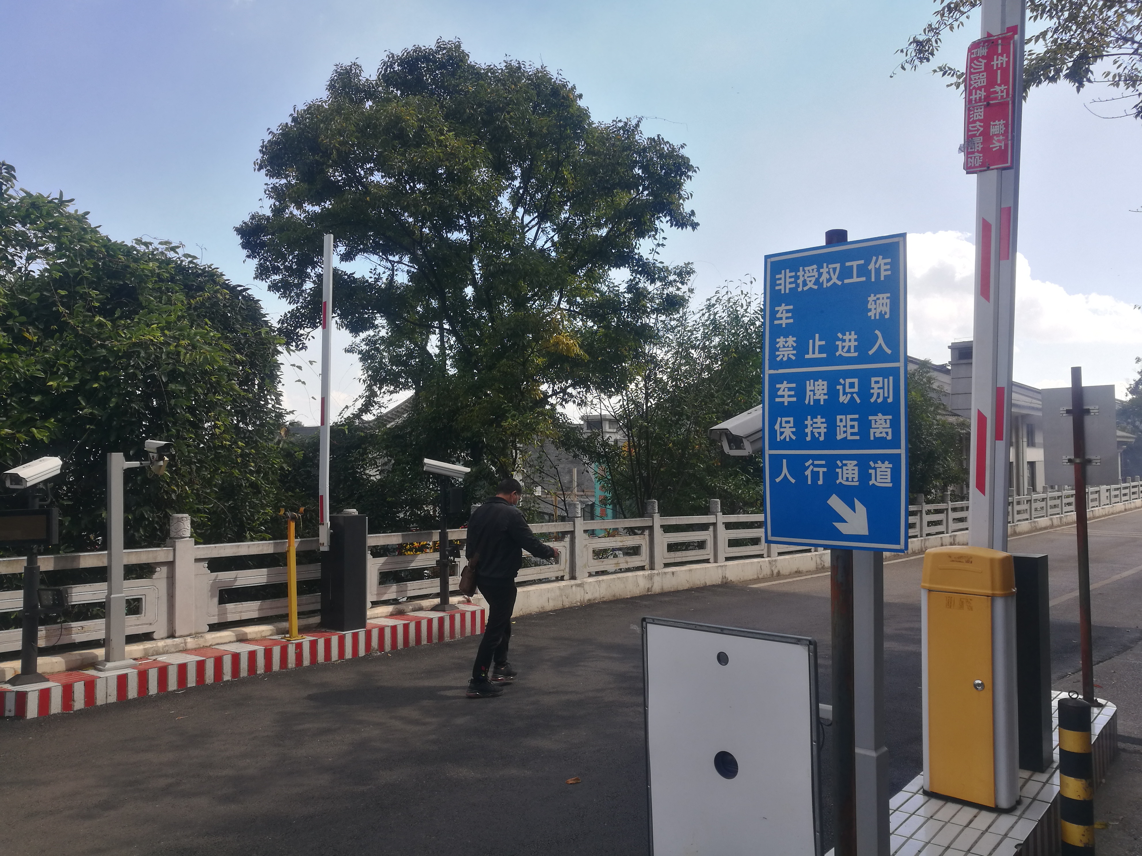 10年“限车令”催生出一群“职业带路人” (11).jpg