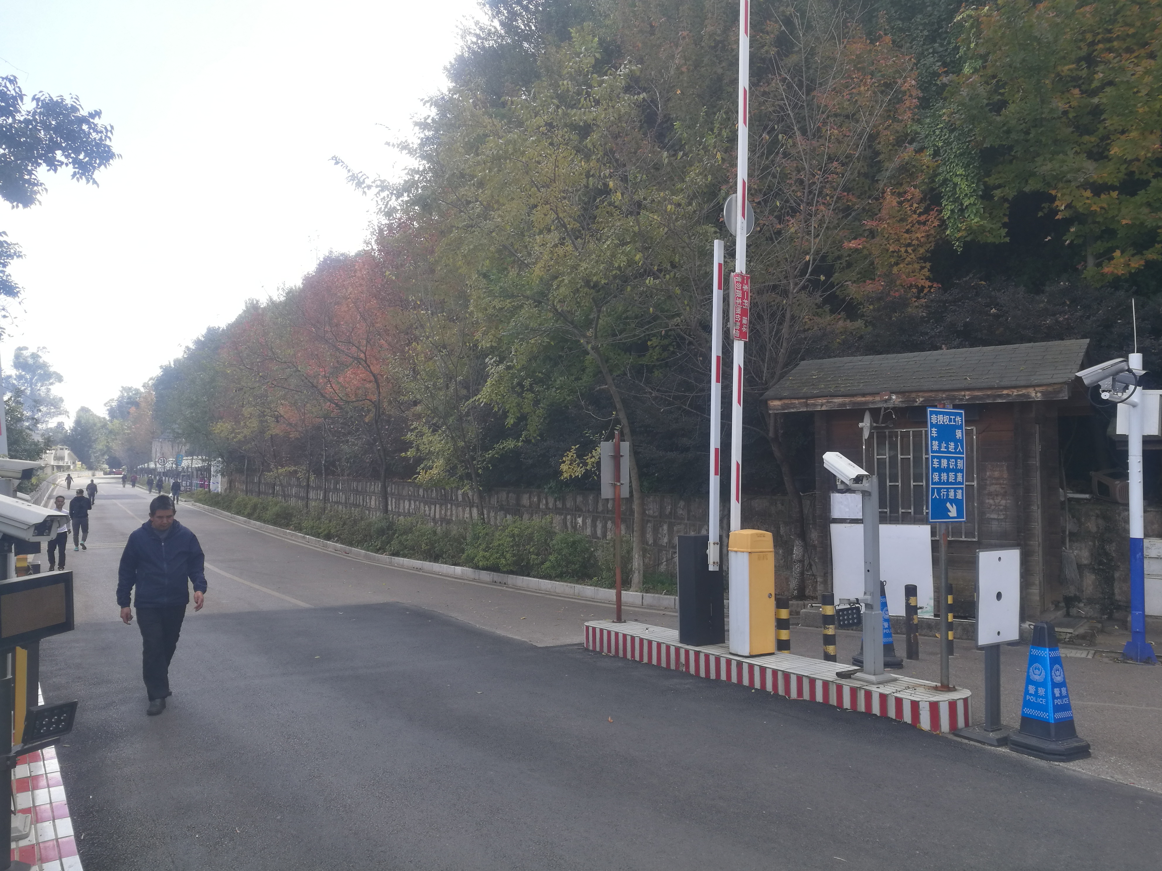 10年“限车令”催生出一群“职业带路人” (17).jpg