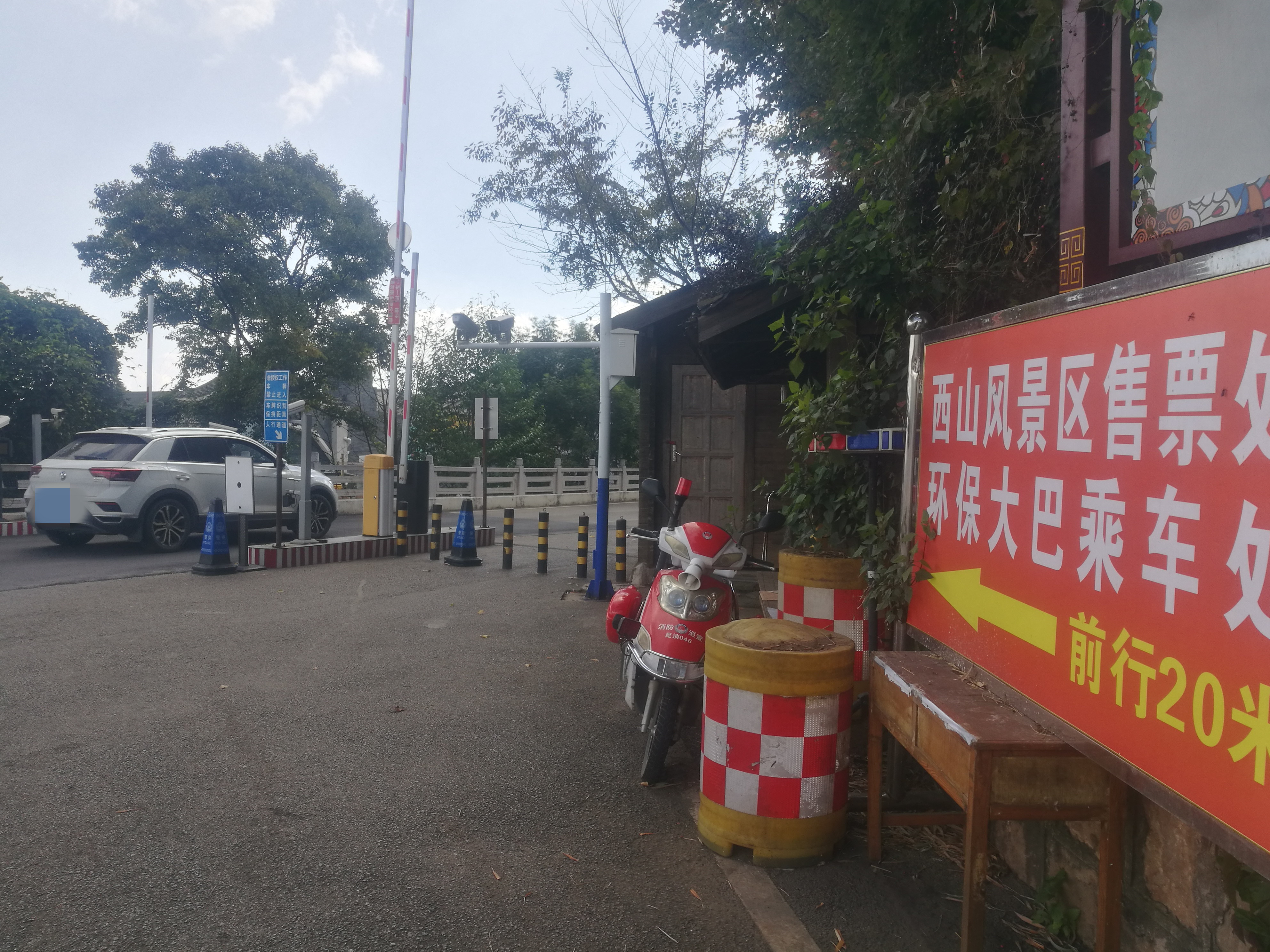 10年“限车令”催生出一群“职业带路人” (10)_副本.jpg