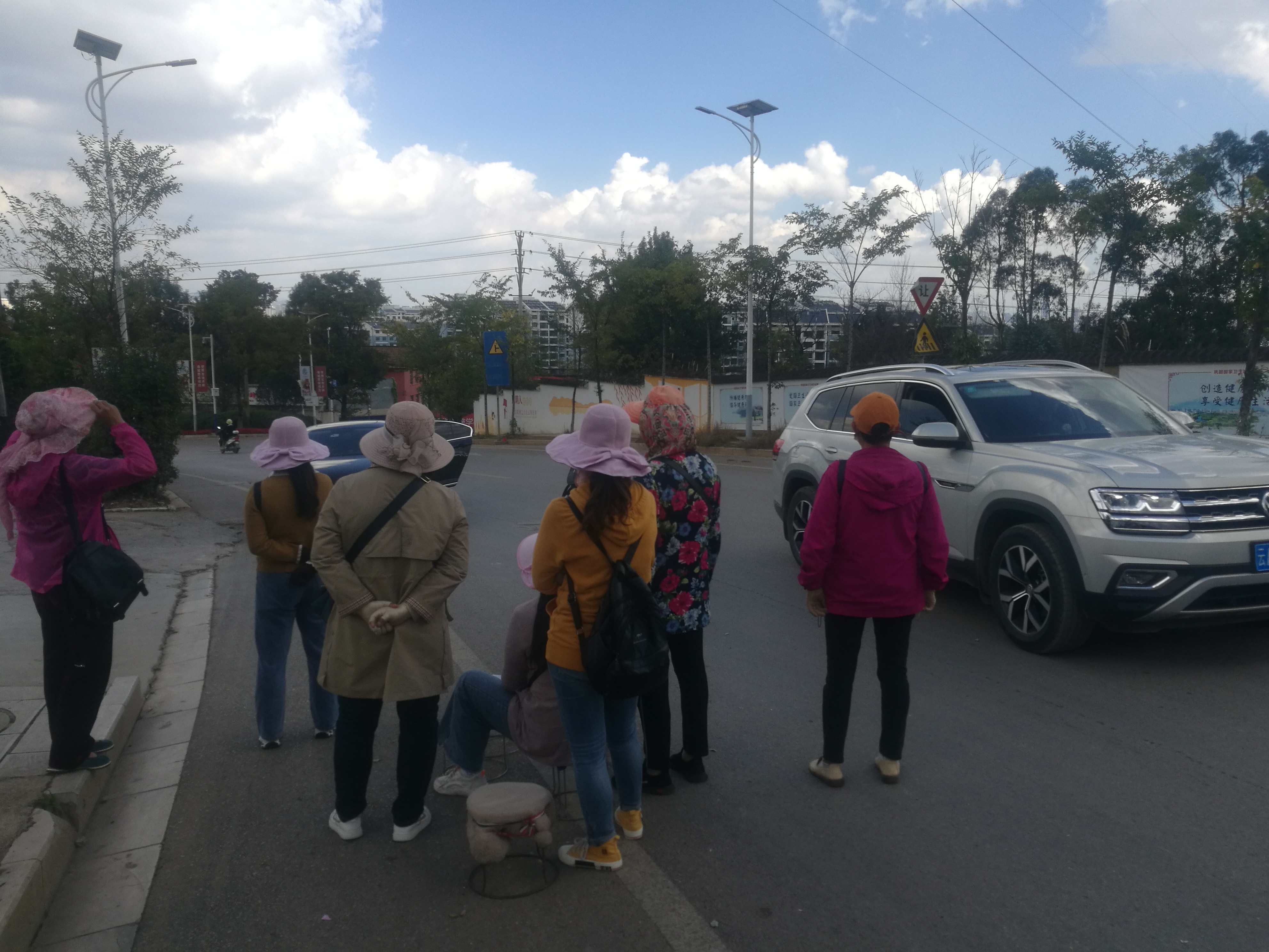 10年“限车令”催生出一群“职业带路人” (3).jpg