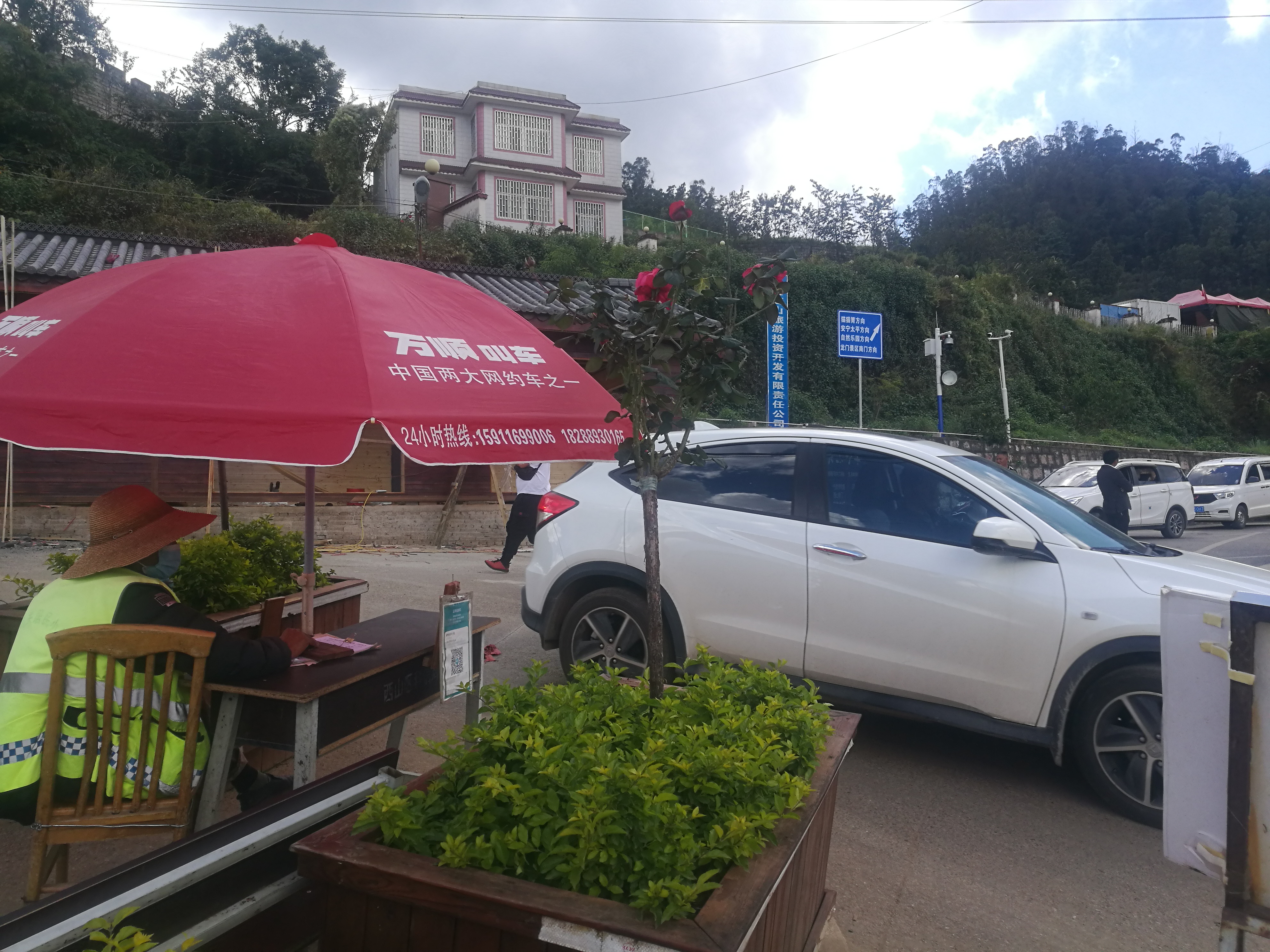 10年“限车令”催生出一群“职业带路人” (20).jpg