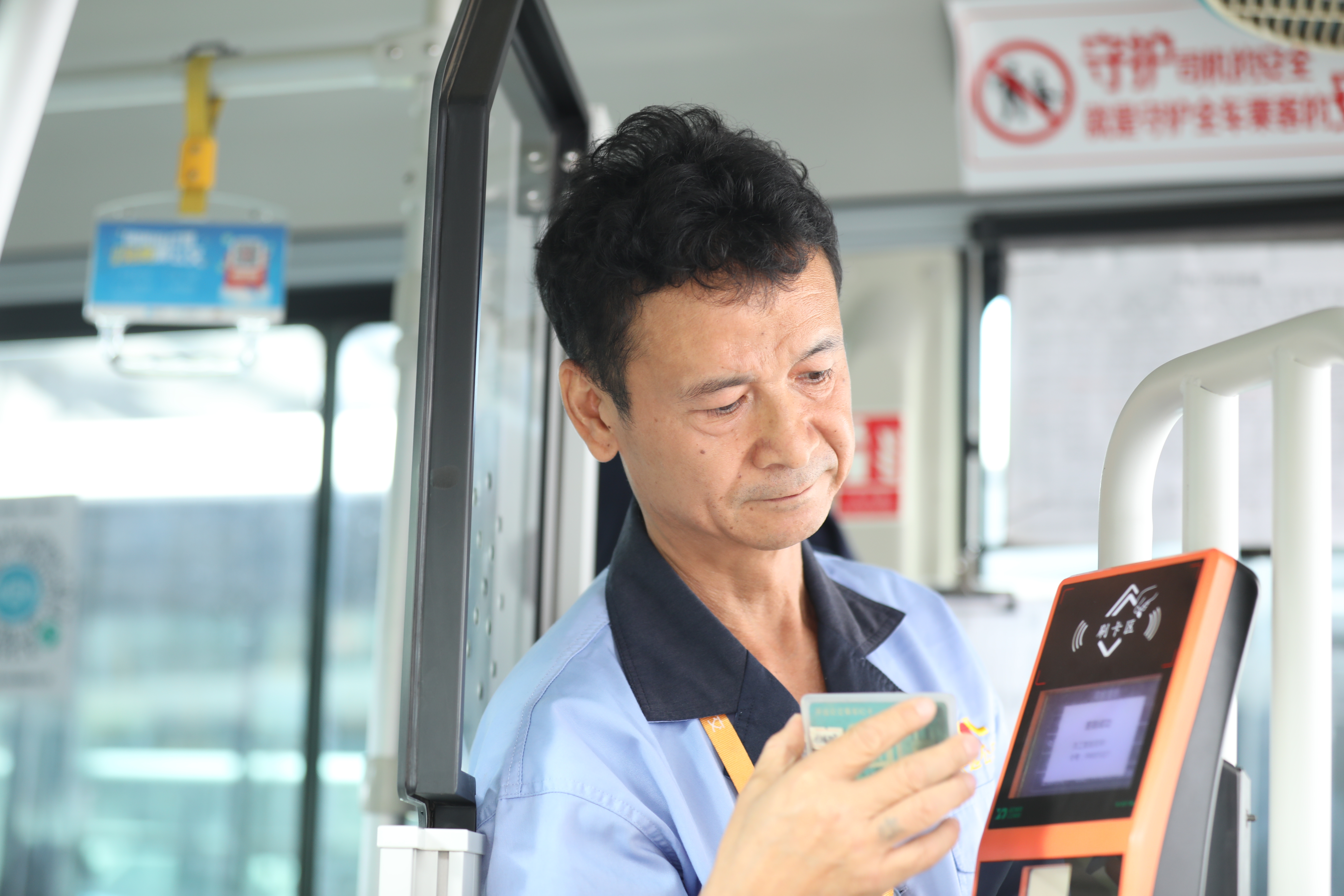 【开放包容 行稳致远】最“啰嗦”公交司机马继瑜:只愿乘客安全到家