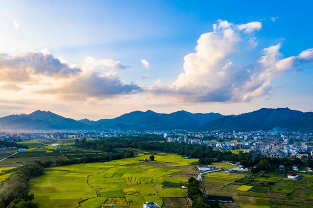 光辉决议指引伟大征程 央视新闻07.jpeg