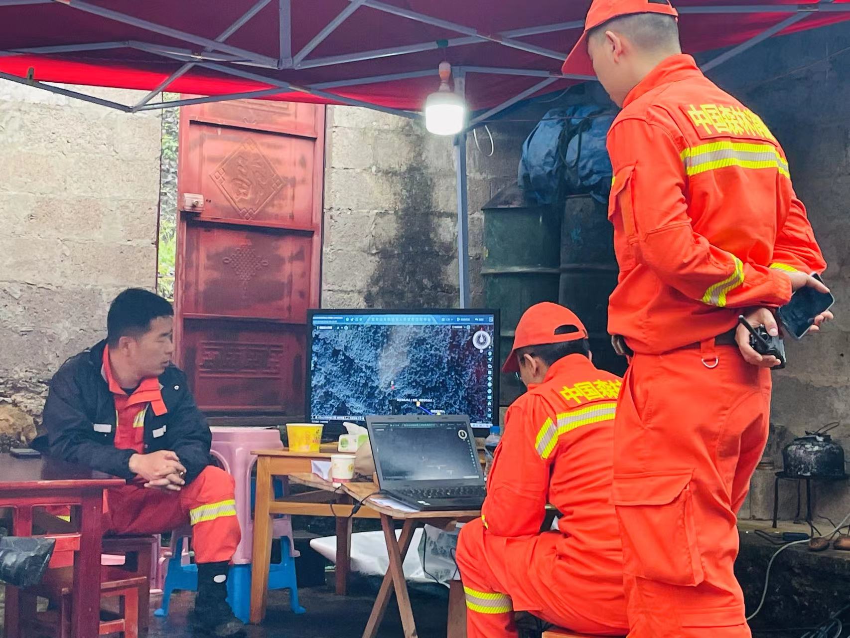 云南多部门安全稳步向4号管护站转运哀牢山失联人员遗体 马艺宁 摄