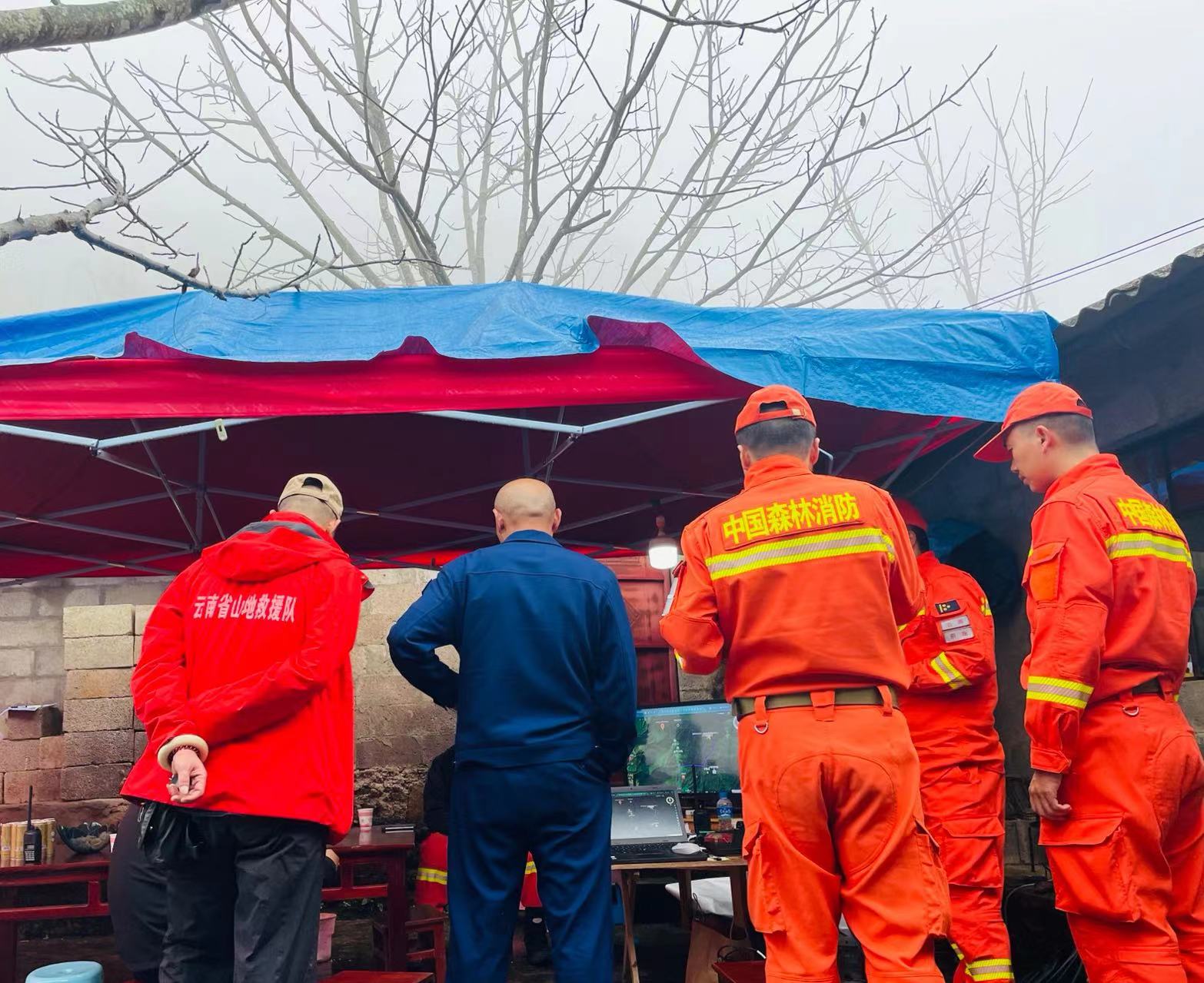 云南多部门安全稳步向4号管护站转运哀牢山失联人员遗体 马艺宁 摄