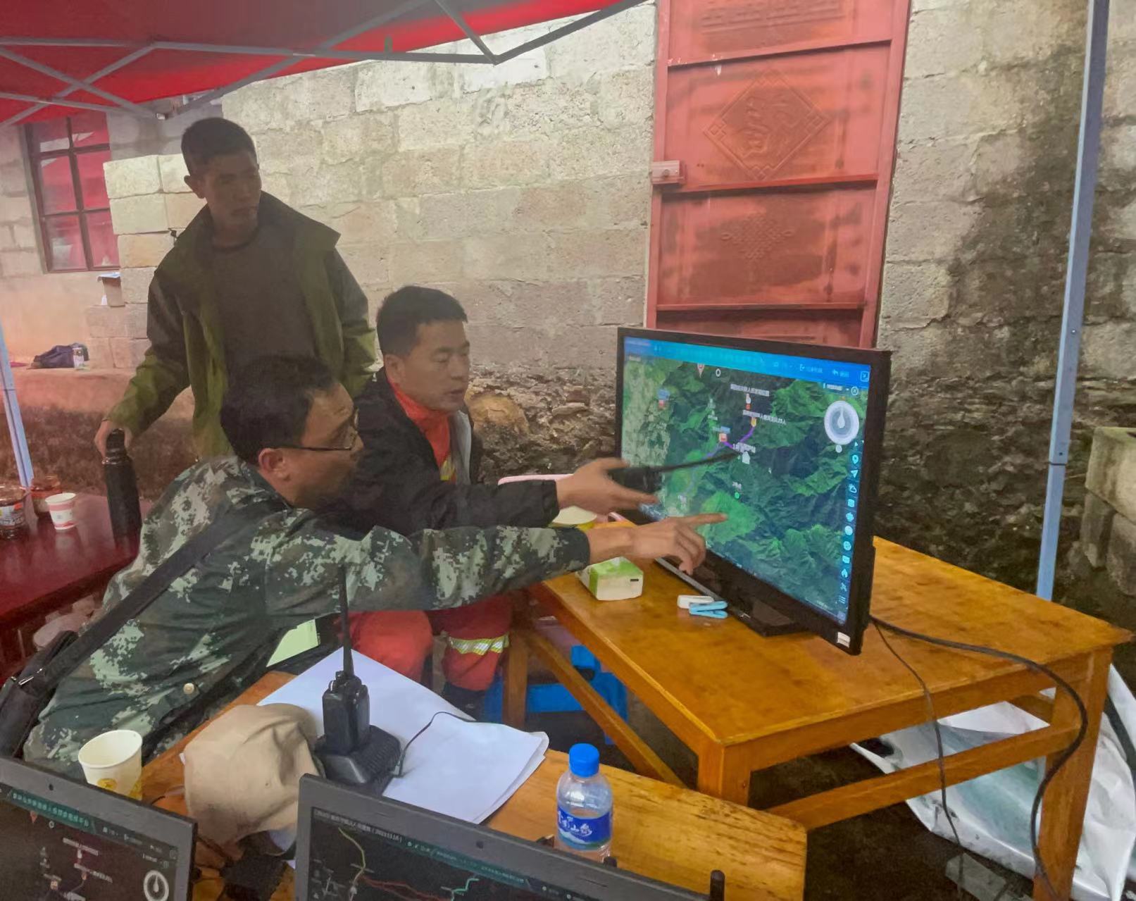 云南多部门安全稳步向4号管护站转运哀牢山失联人员遗体 马艺宁 摄