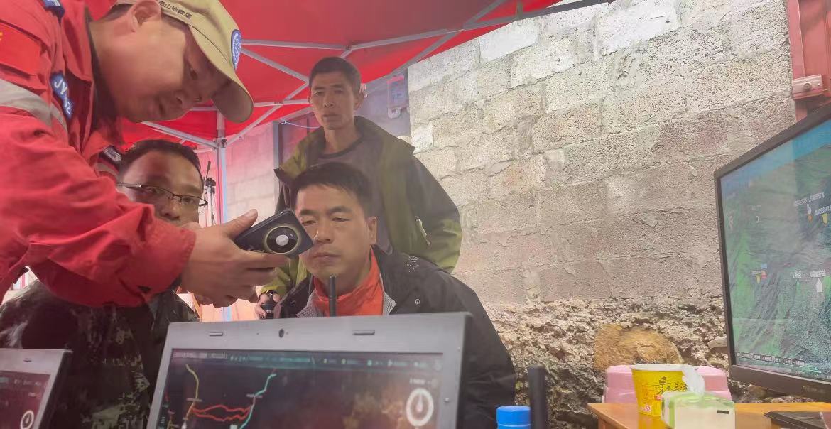 云南多部门安全稳步向4号管护站转运哀牢山失联人员遗体 马艺宁 摄