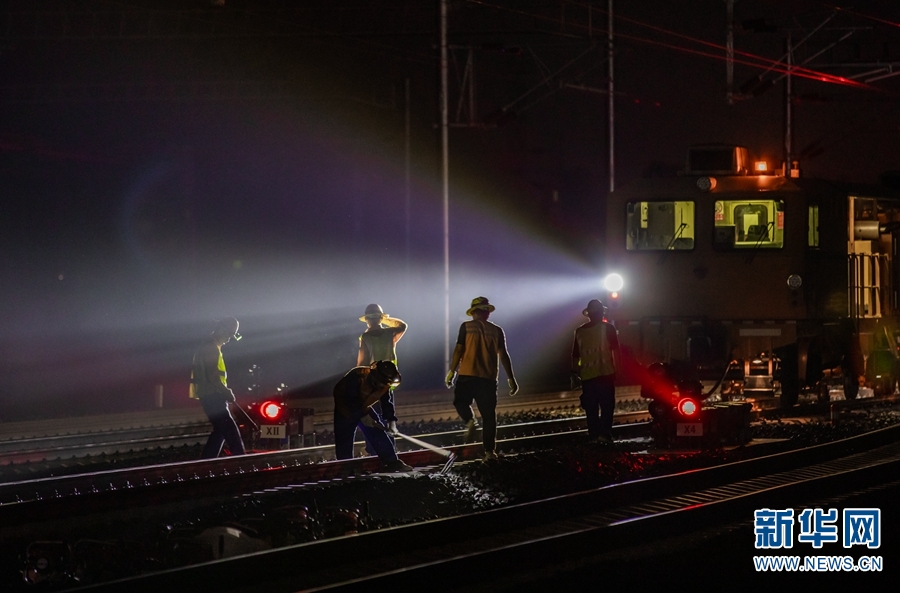 正在进行精调作业的“夜行侠”（摄于11月19日）。新华网发（何俊云 摄）.jpg