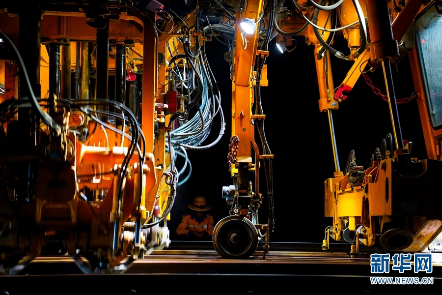 大型捣固机正在对轨道进行精调作业（摄于11月19日）。新华网发（普宏思 摄）.jpg