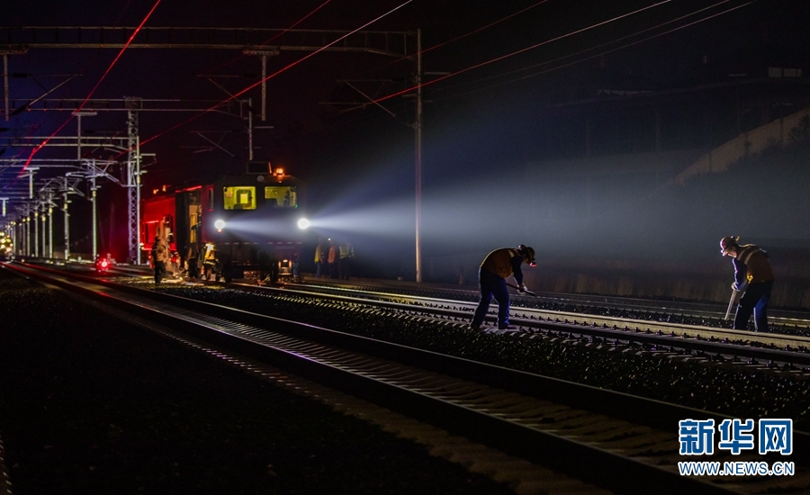 正在进行精调作业的“夜行侠 摄于11月19日 新华网发 杨林 摄.jpg