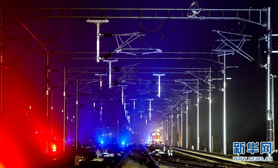 夜色朦胧，光影交错，“夜行侠”奋战在铁路沿线（摄于11月19日）。新华网发（杨林 摄）.jpg