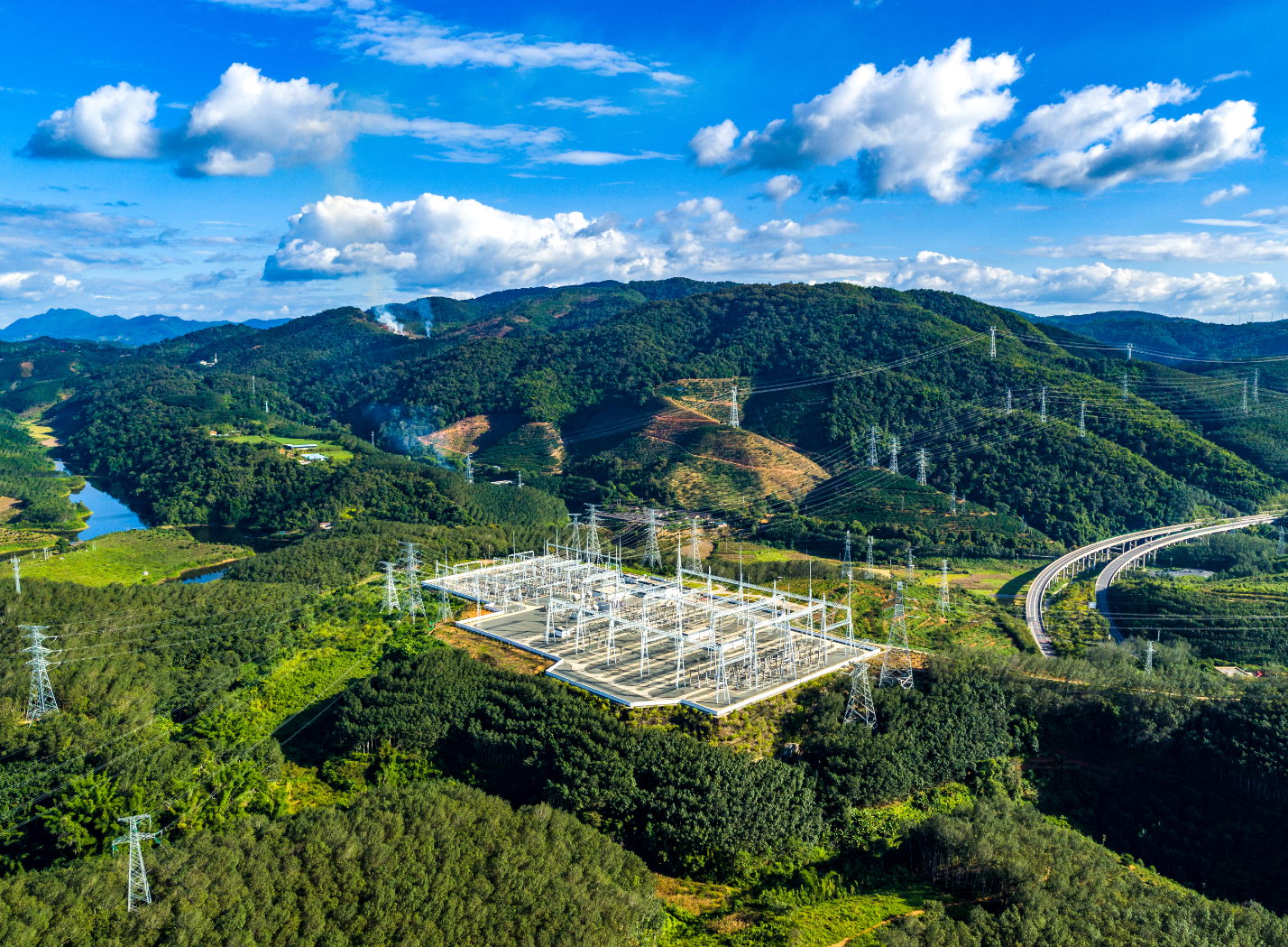 中老铁路外部供电工程（开屏新闻记者周明佳摄）