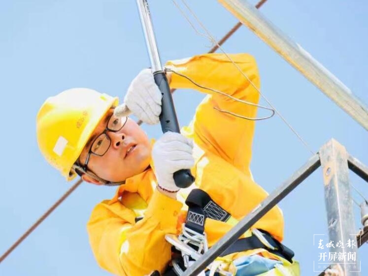 中老铁路玉磨段接触网平推验收第一阶段完成（春城晚报-开屏新闻记者 孙江荭 通讯员 殷学合 朱世富 樊儒 摄）