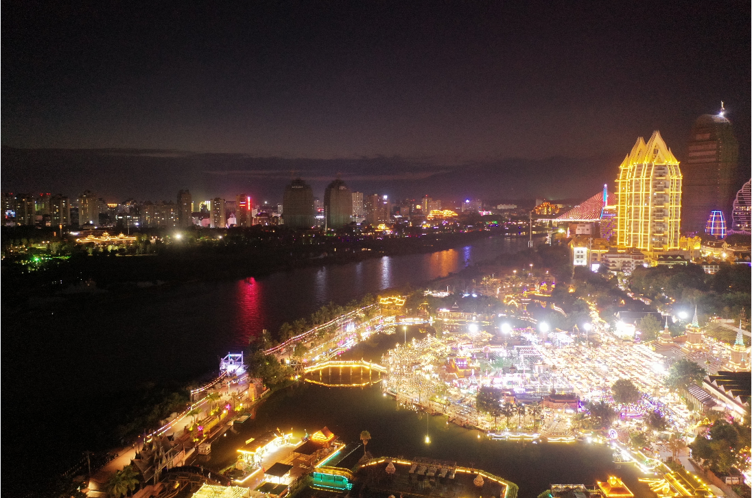 中老铁路沿线美景等你打卡 西双版纳告庄星光夜市和大金塔 开屏新闻记者 孙江荭 文 周明佳 摄