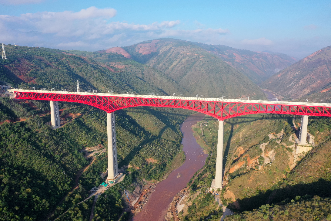 “绿巨人”列车驶过中老铁路元江大桥 开屏新闻记者 孙江荭 文 周明佳 摄