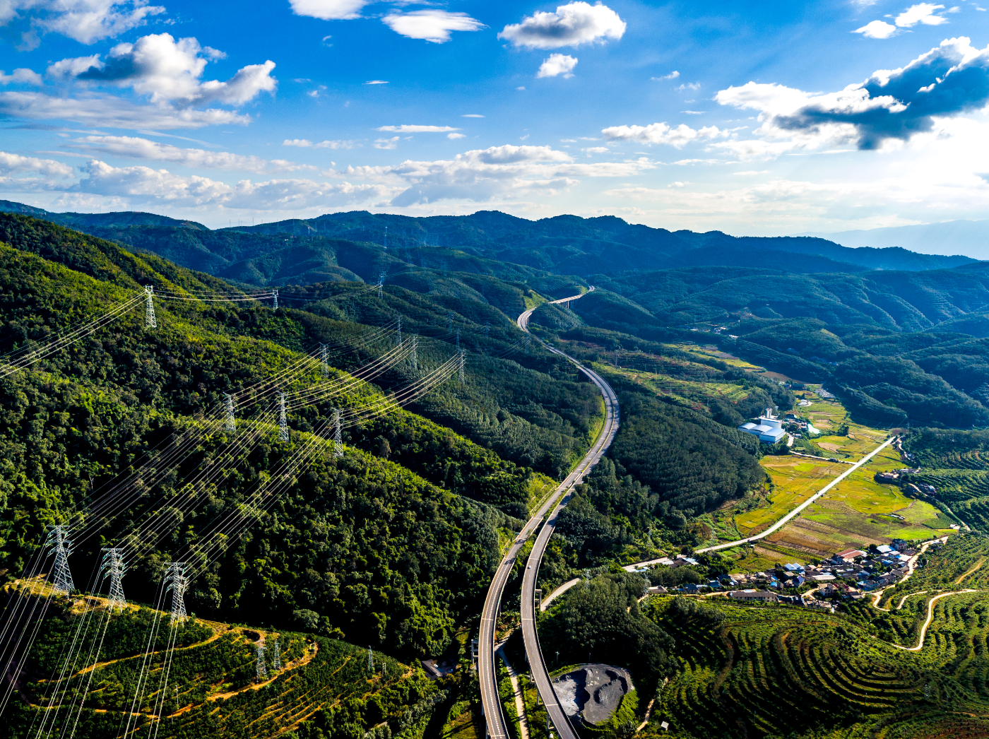 中老铁路外部供电工程（开屏新闻记者周明佳摄）