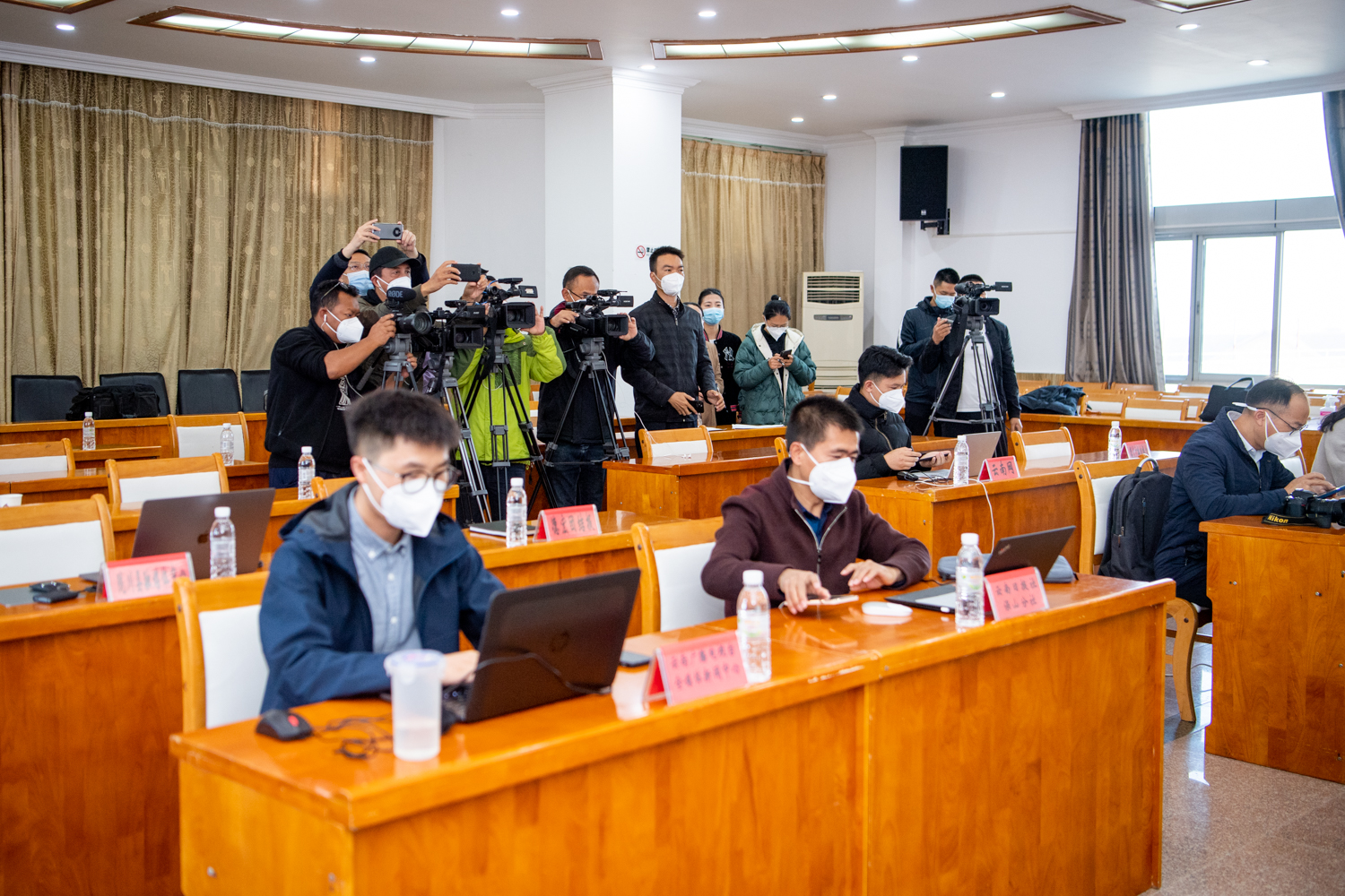 云南陇川县召开新冠肺炎疫情防控新闻发布会，通报最新情况！（马楠 通讯员 桂金再 摄）