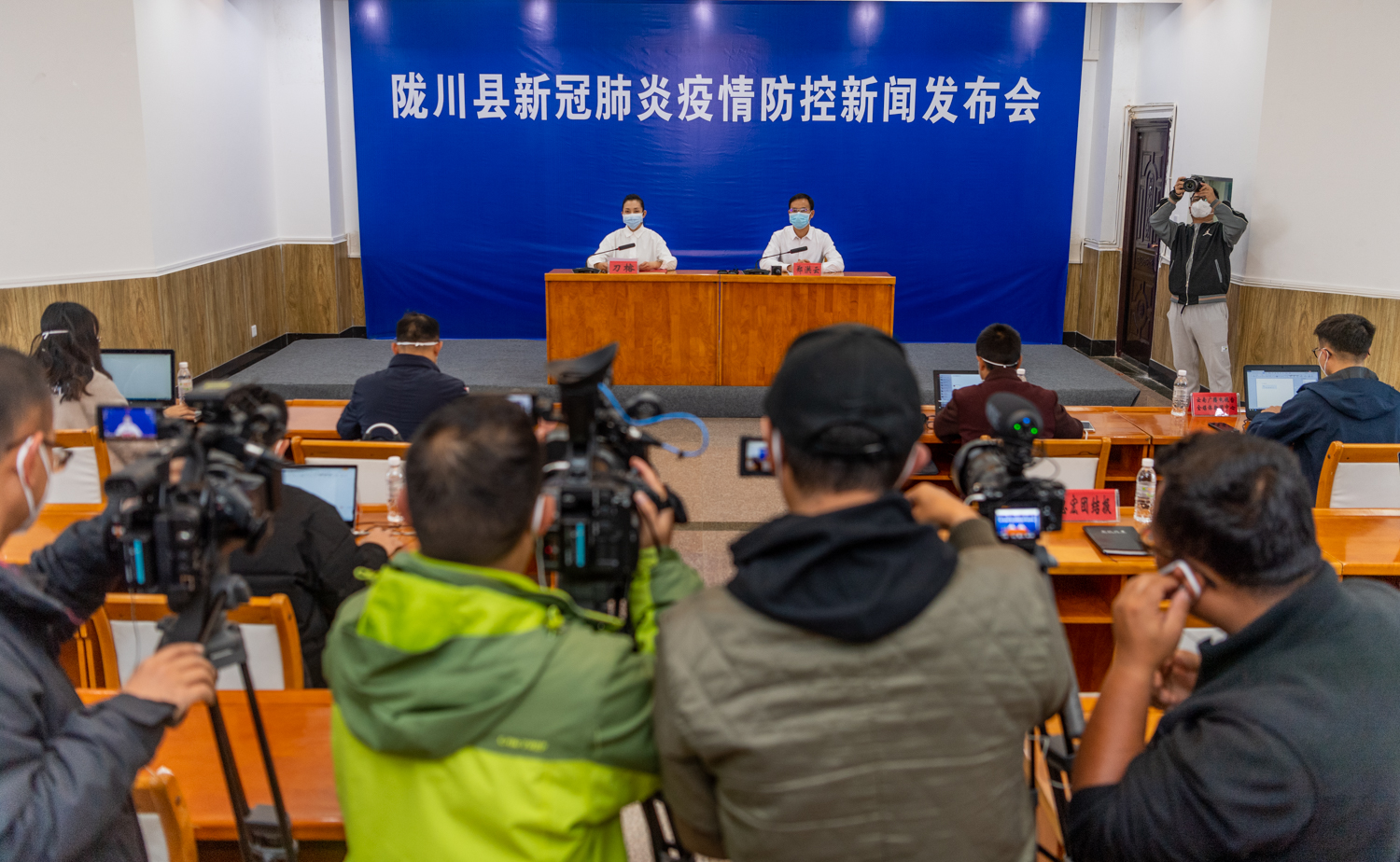 云南陇川县召开新冠肺炎疫情防控新闻发布会，通报最新情况！（马楠 通讯员 桂金再 摄）