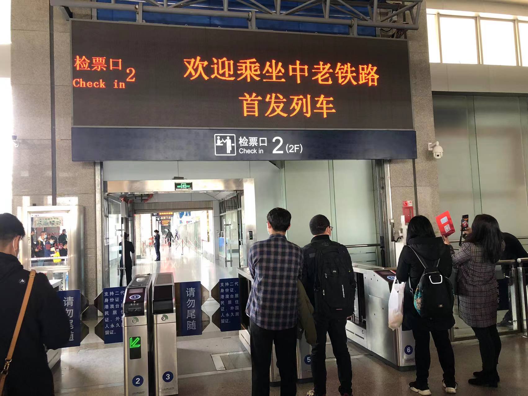 跟着开屏新闻体验首发车（开屏新闻记者 龙宇丹 摄）