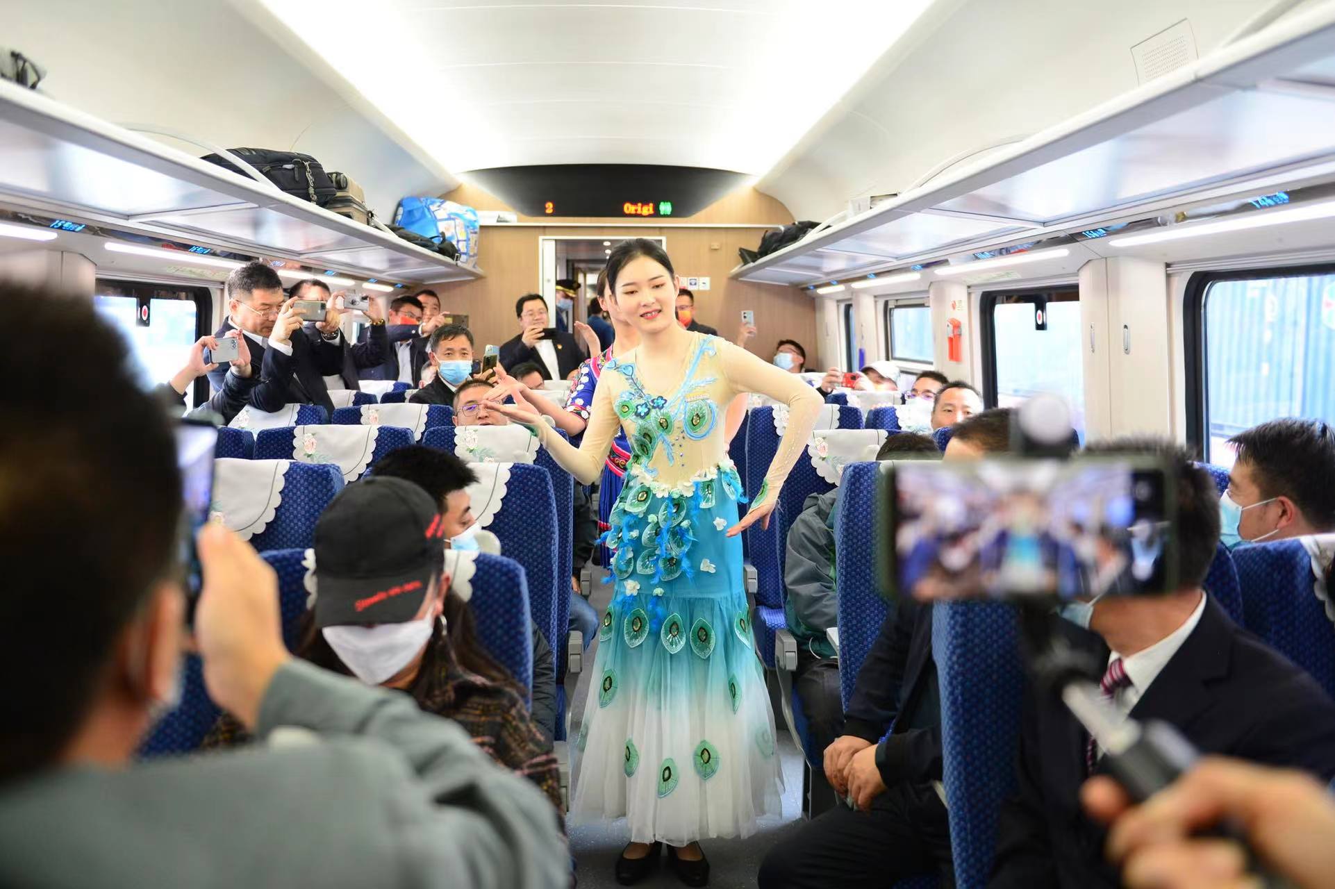 中老铁路首发车开行（开屏新闻记者 龙宇丹 摄）