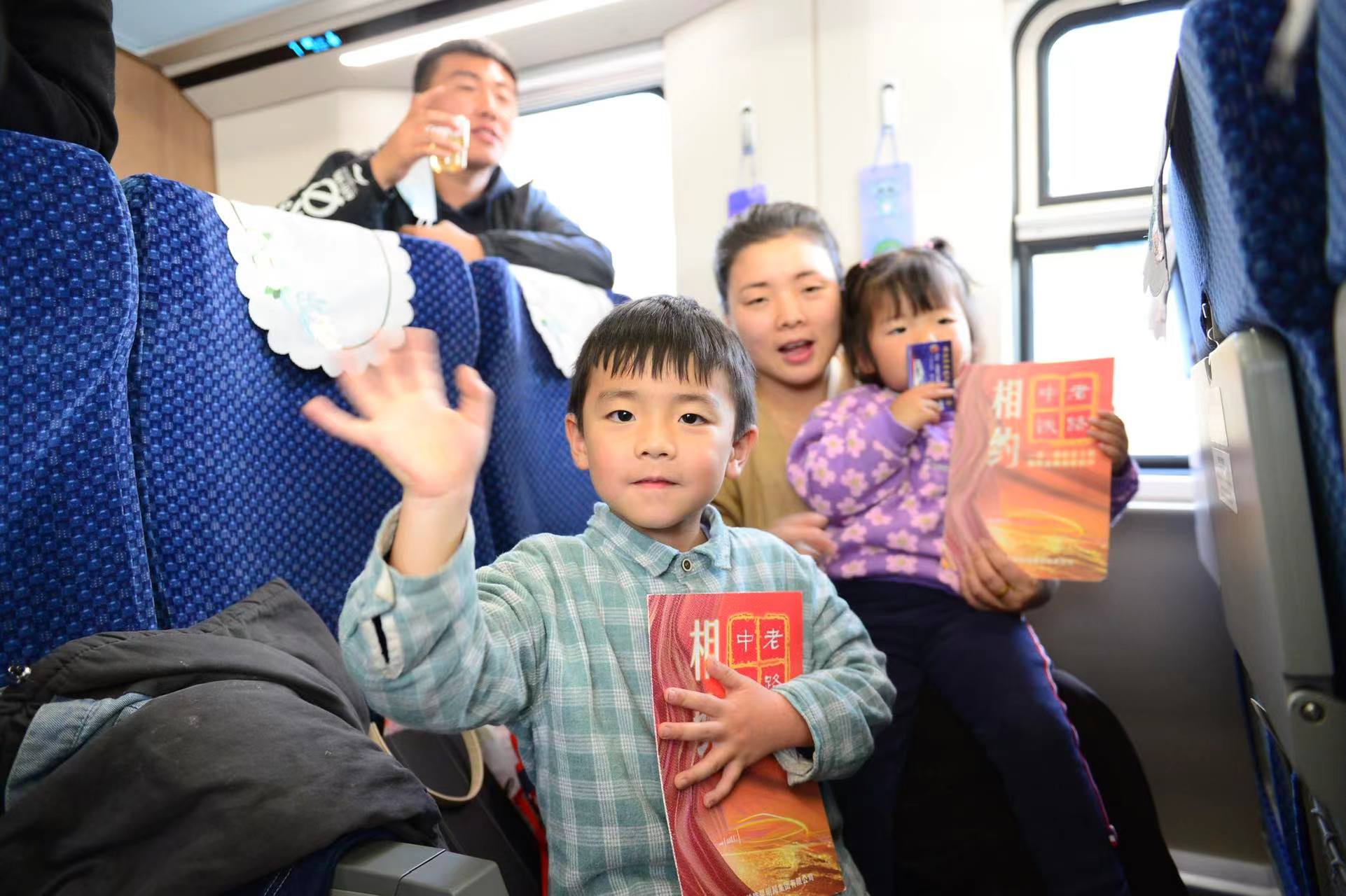 中老铁路首发车开行（开屏新闻记者 龙宇丹 摄）