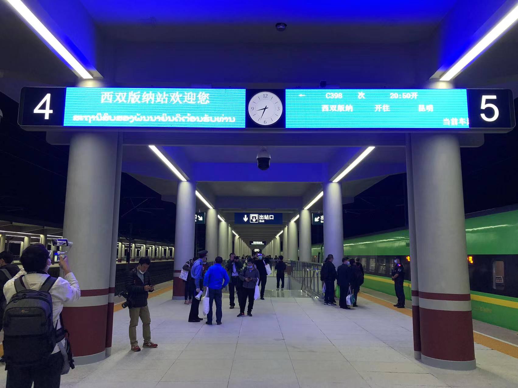 中老铁路首发车开行（开屏新闻记者 龙宇丹 摄）