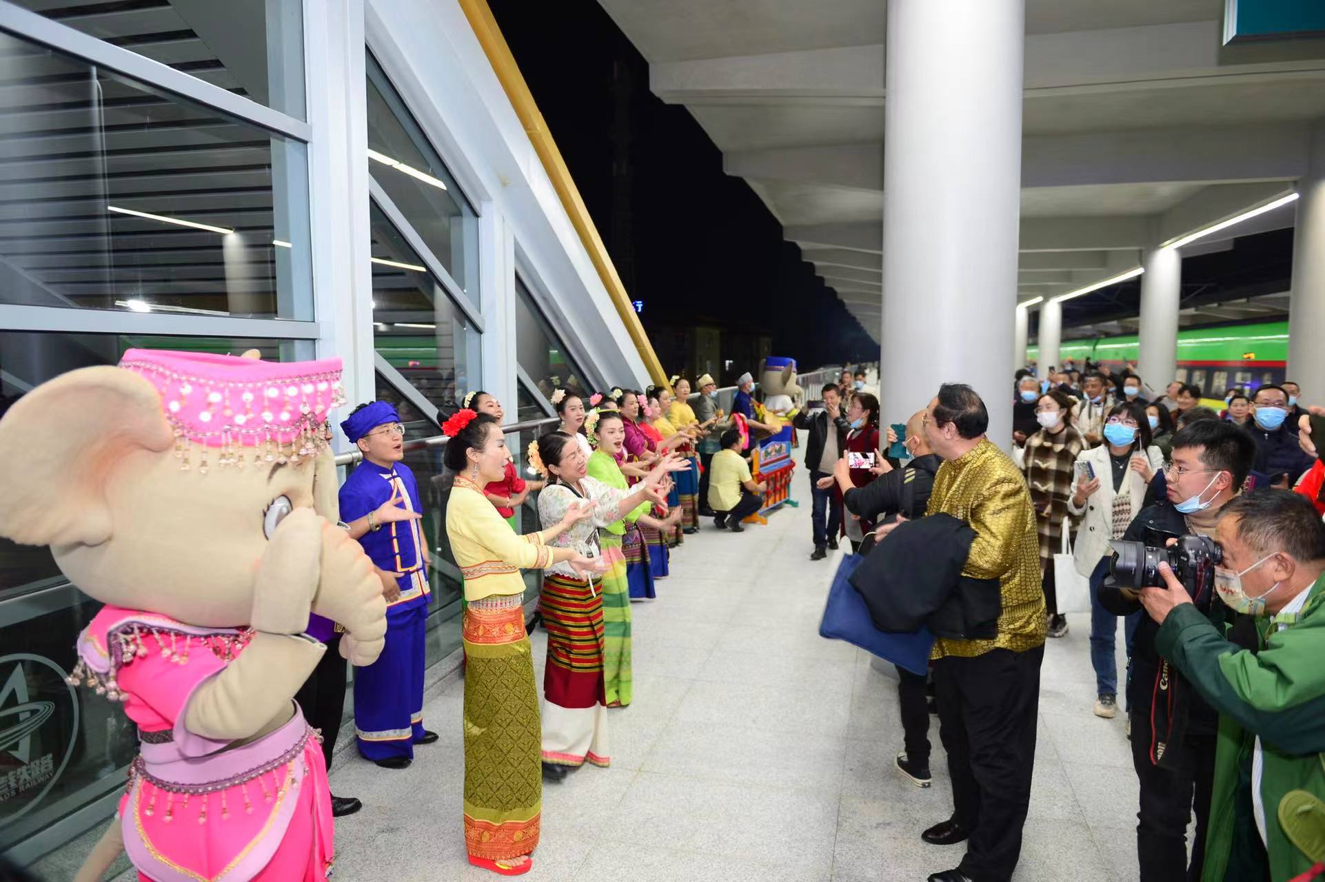 中老铁路首发车开行（开屏新闻记者 龙宇丹 摄）