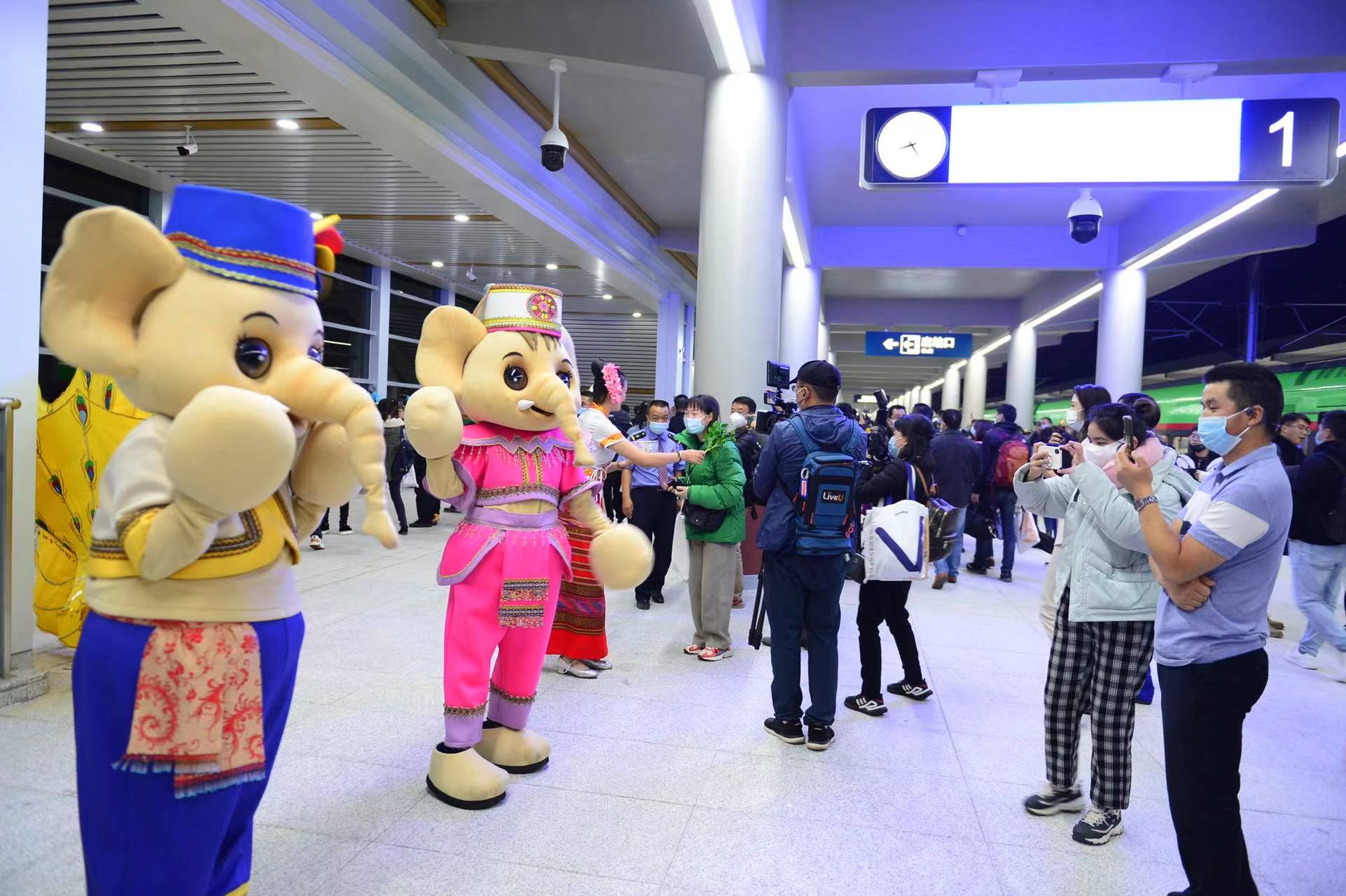 中老铁路首发车开行（开屏新闻记者 龙宇丹 摄）