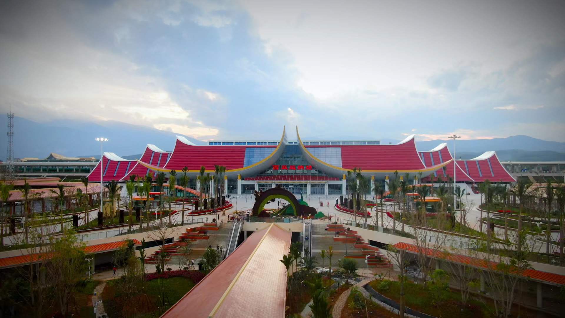 华侨城打造高颜值西双版纳站站前广场（供图）