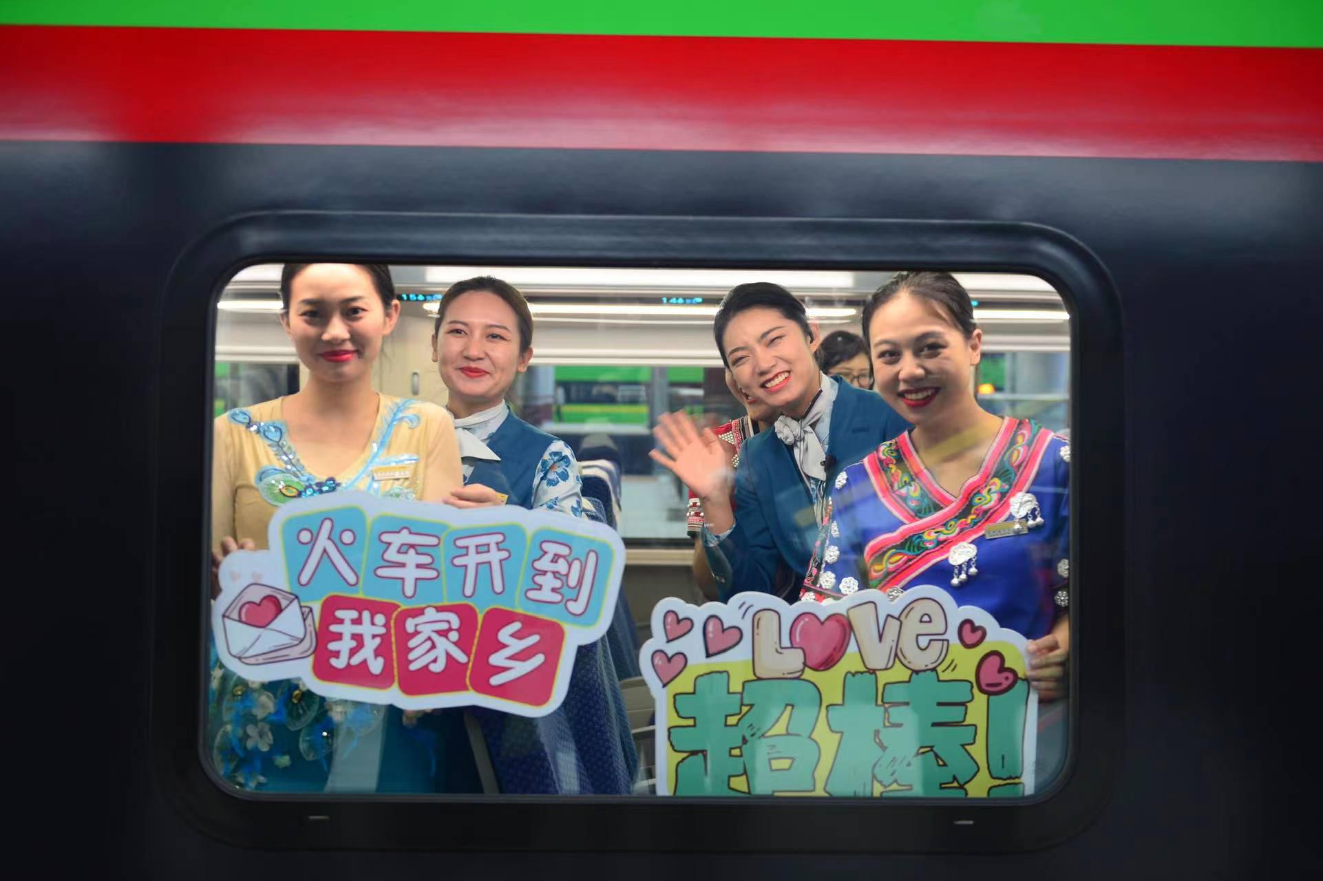 中老铁路首发车开行（开屏新闻记者 龙宇丹 摄）