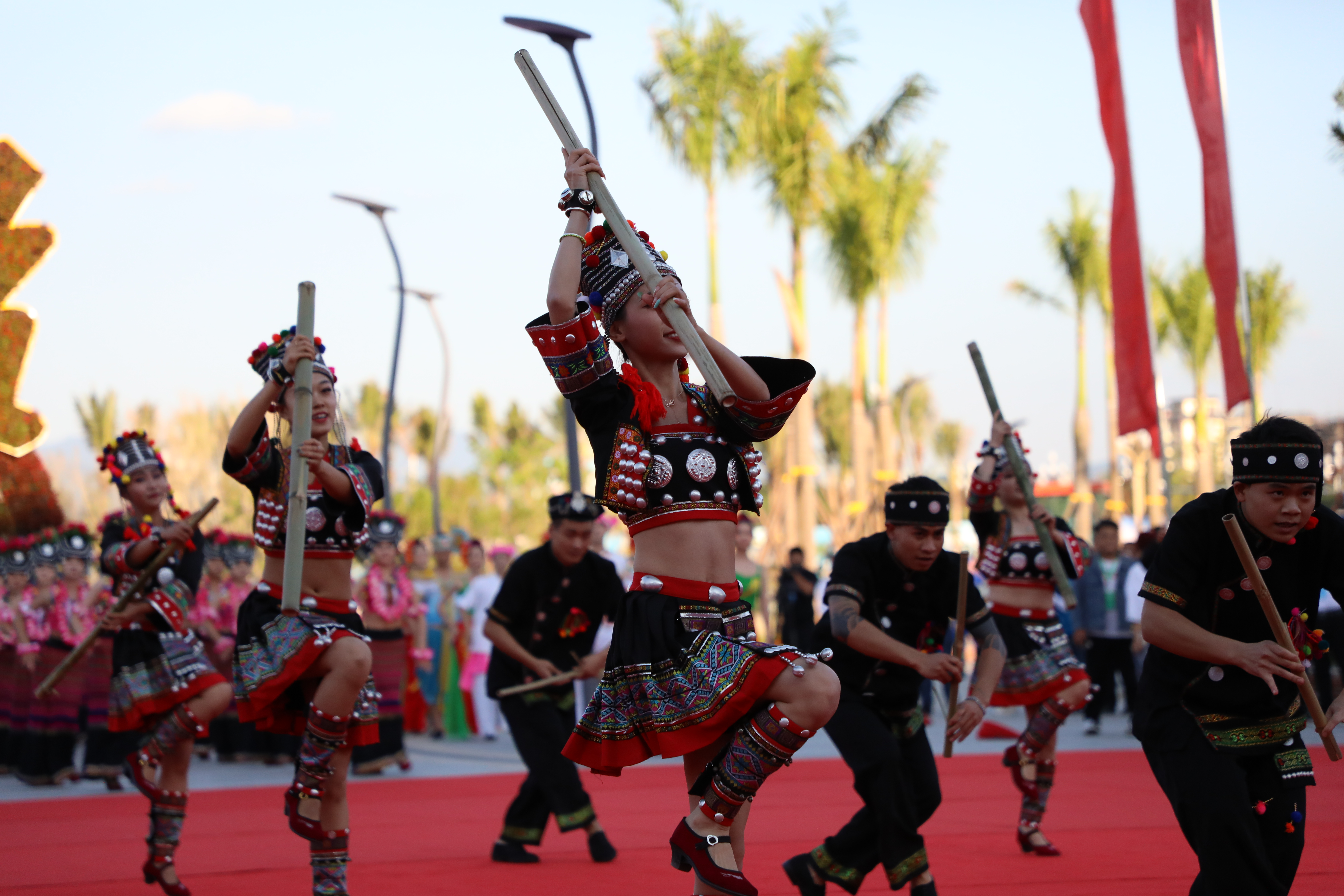 西双版纳欢庆中老铁路全线开通运营（开屏新闻记者 张田睿 通讯员 岩温扁 李翊鹏 谭曦旭 玉喃迈 杨佳杰 屠艳茹 高晴 卢元元 张文艳 周竞成 摄）