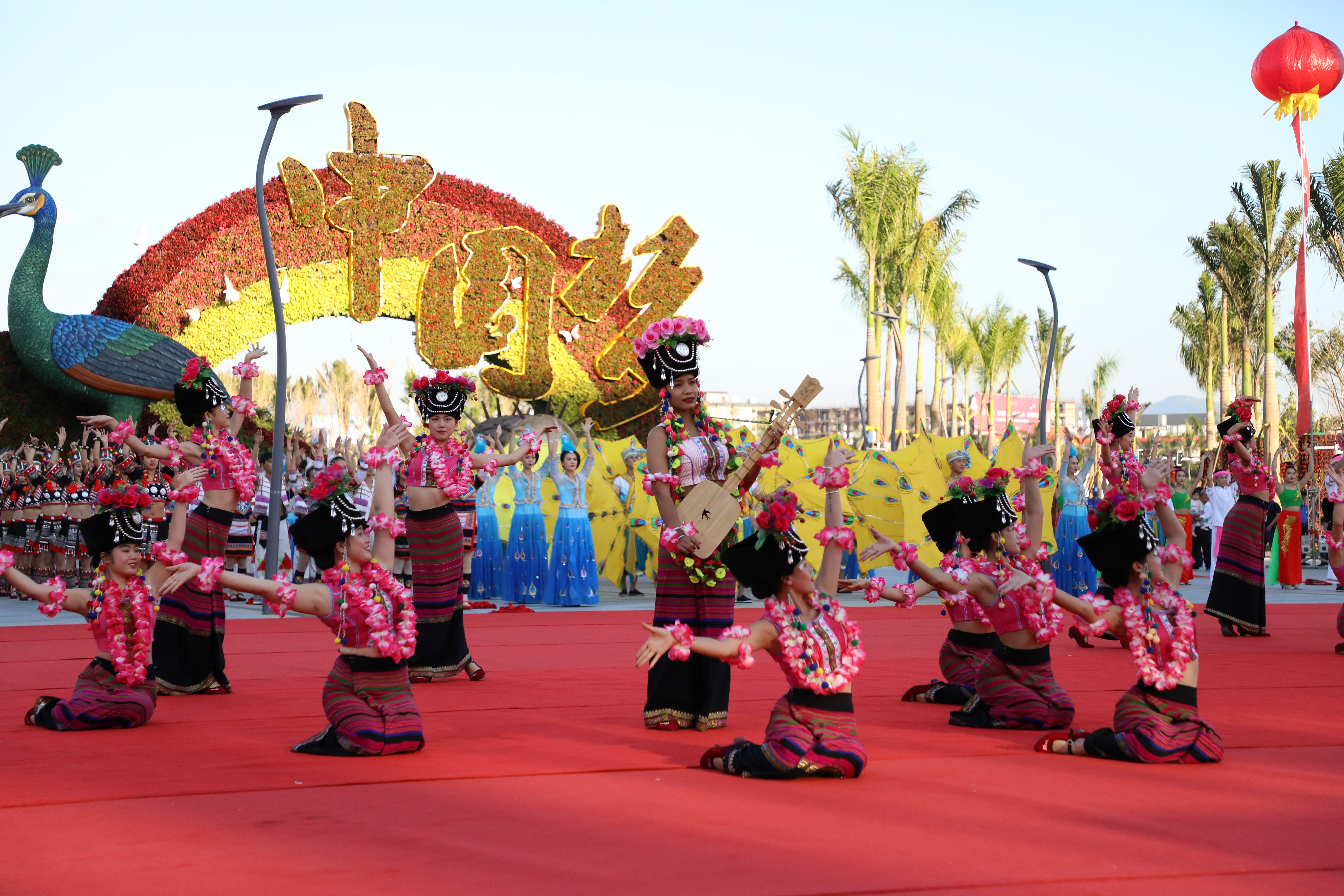 西双版纳欢庆中老铁路全线开通运营（开屏新闻记者 张田睿 通讯员 岩温扁 李翊鹏 谭曦旭 玉喃迈 杨佳杰 屠艳茹 高晴 卢元元 张文艳 周竞成 摄）