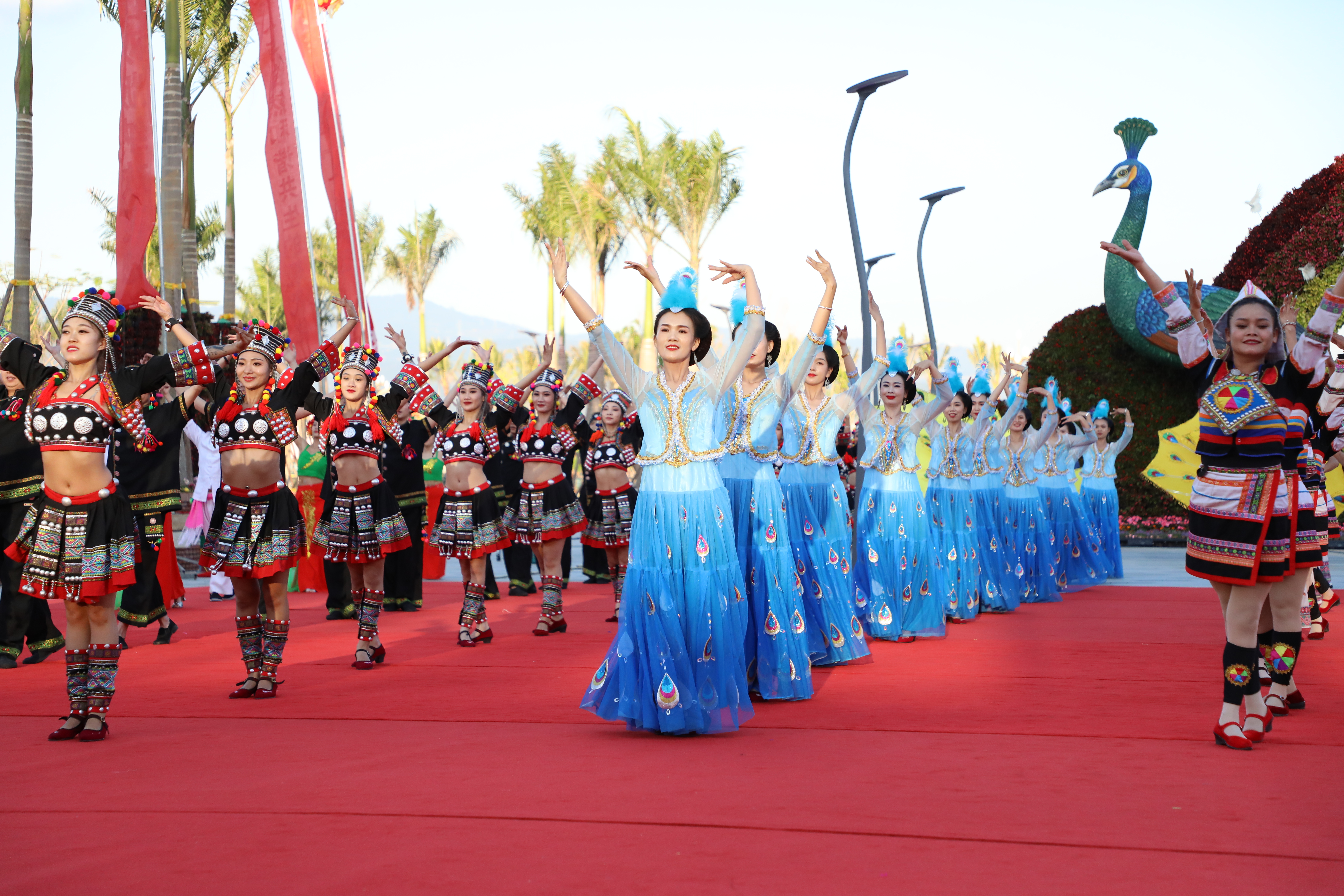 西双版纳欢庆中老铁路全线开通运营（开屏新闻记者 张田睿 通讯员 岩温扁 李翊鹏 谭曦旭 玉喃迈 杨佳杰 屠艳茹 高晴 卢元元 张文艳 周竞成 摄）