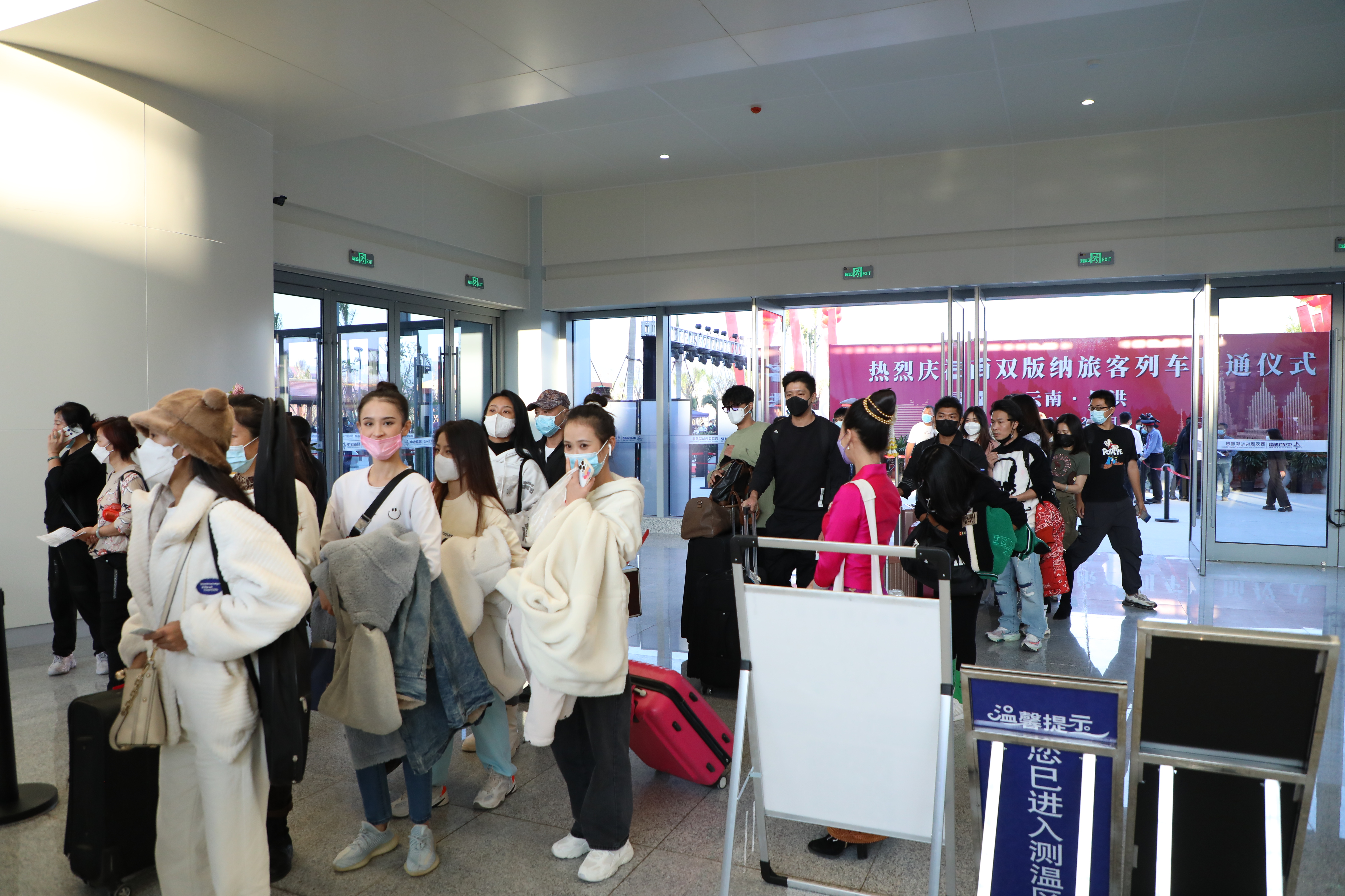 西双版纳欢庆中老铁路全线开通运营（开屏新闻记者 张田睿 通讯员 岩温扁 李翊鹏 谭曦旭 玉喃迈 杨佳杰 屠艳茹 高晴 卢元元 张文艳 周竞成 摄）