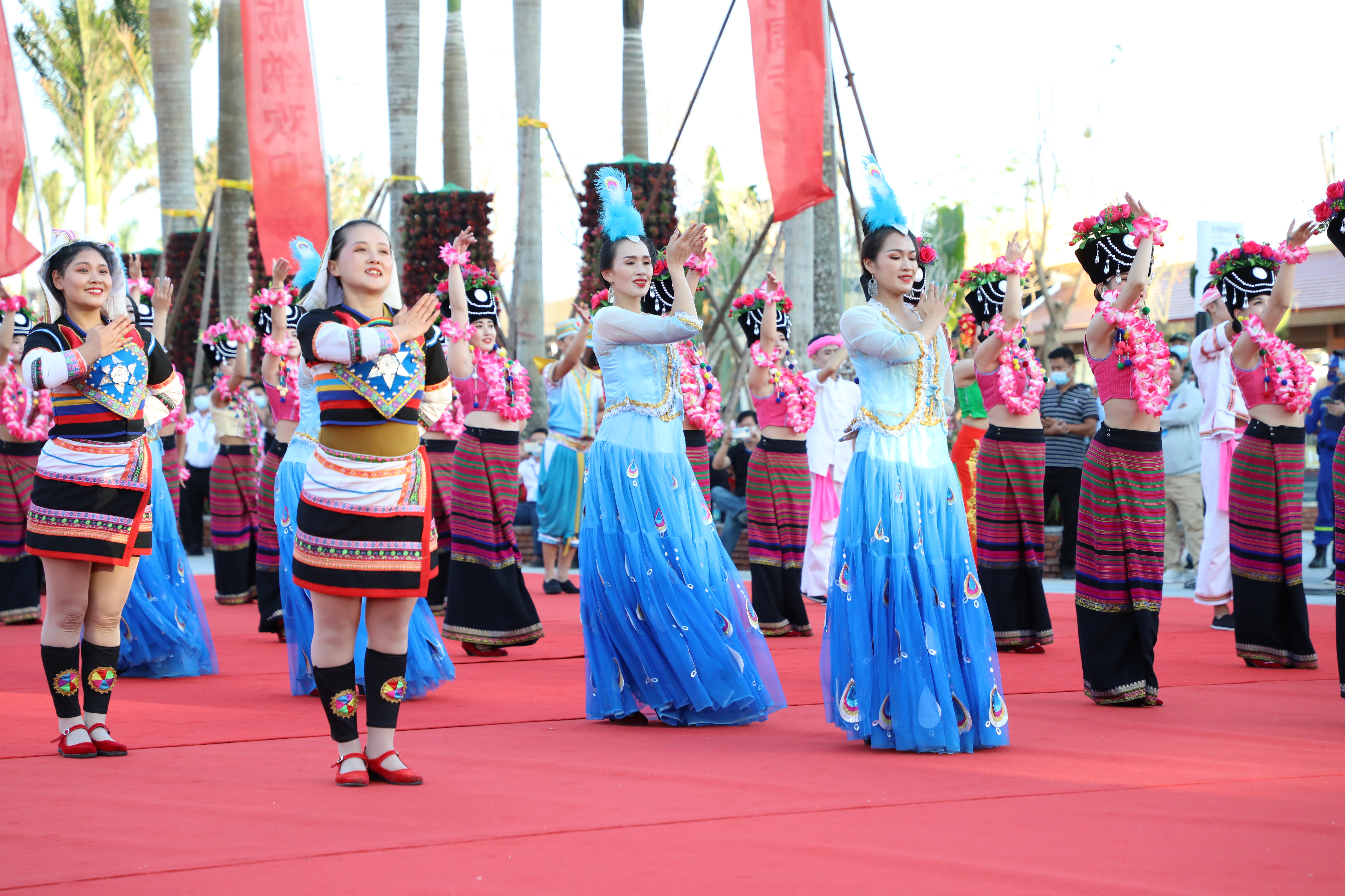 西双版纳欢庆中老铁路全线开通运营（开屏新闻记者 张田睿 通讯员 岩温扁 李翊鹏 谭曦旭 玉喃迈 杨佳杰 屠艳茹 高晴 卢元元 张文艳 周竞成 摄）