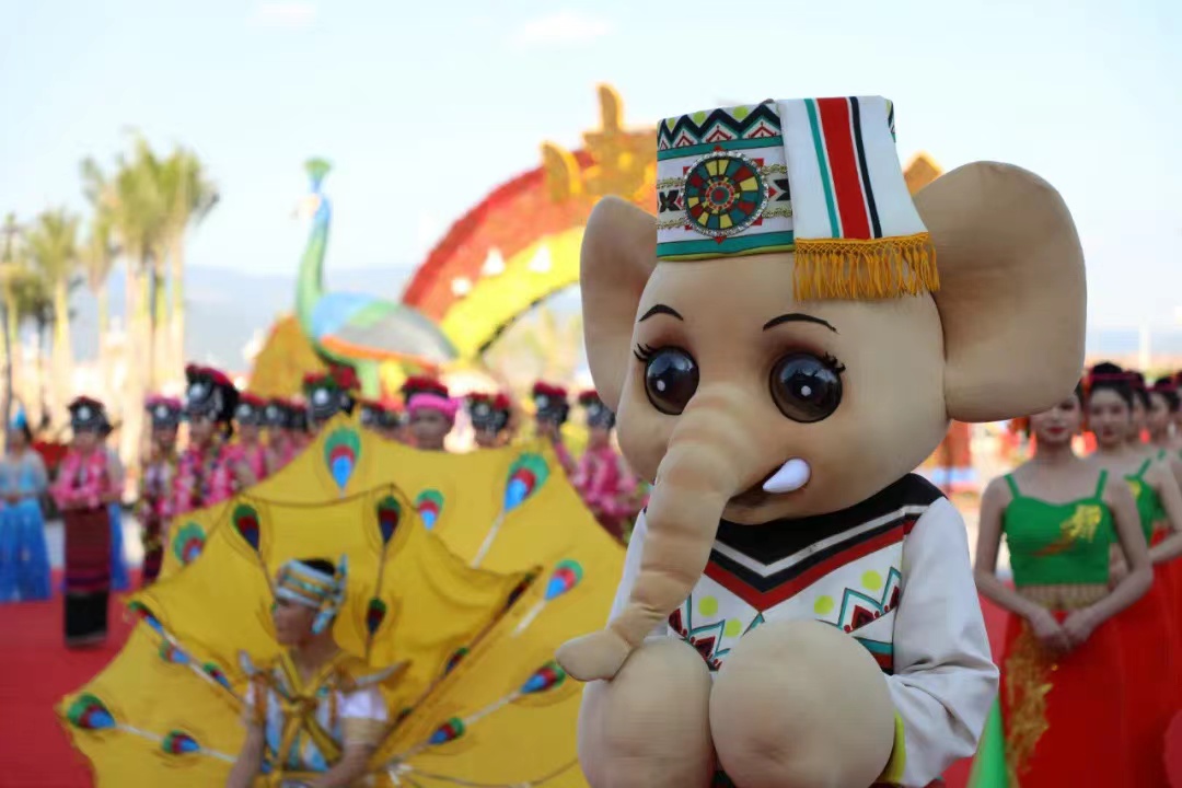 西双版纳欢庆中老铁路全线开通运营（开屏新闻记者 张田睿 通讯员 岩温扁 李翊鹏 谭曦旭 玉喃迈 杨佳杰 屠艳茹 高晴 卢元元 张文艳 周竞成 摄）