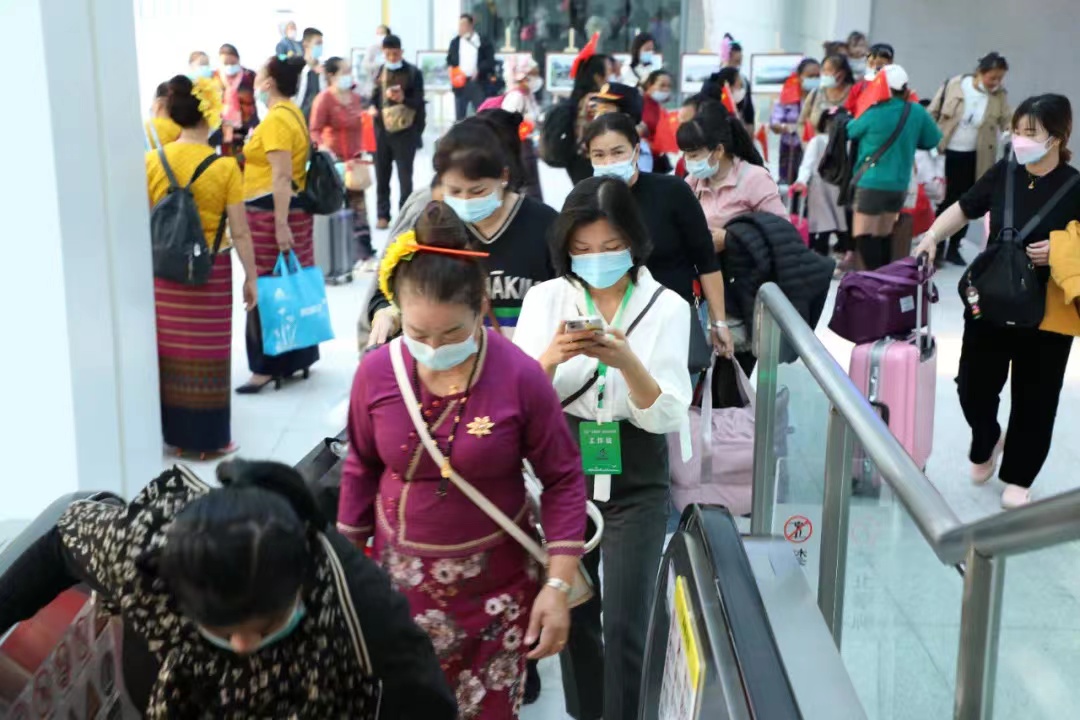 西双版纳欢庆中老铁路全线开通运营（开屏新闻记者 张田睿 通讯员 岩温扁 李翊鹏 谭曦旭 玉喃迈 杨佳杰 屠艳茹 高晴 卢元元 张文艳 周竞成 摄）