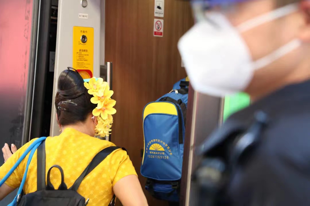 西双版纳欢庆中老铁路全线开通运营（开屏新闻记者 张田睿 通讯员 岩温扁 李翊鹏 谭曦旭 玉喃迈 杨佳杰 屠艳茹 高晴 卢元元 张文艳 周竞成 摄）