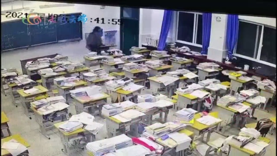 地震发生时 普洱一教师教科书式指挥学生逃生1.png