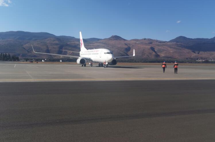 首架救灾航班紧急飞往丽江（开屏新闻记者 曹婕 通讯员 叶勤茹 王浩帆 王舸屹 杨茜 摄）