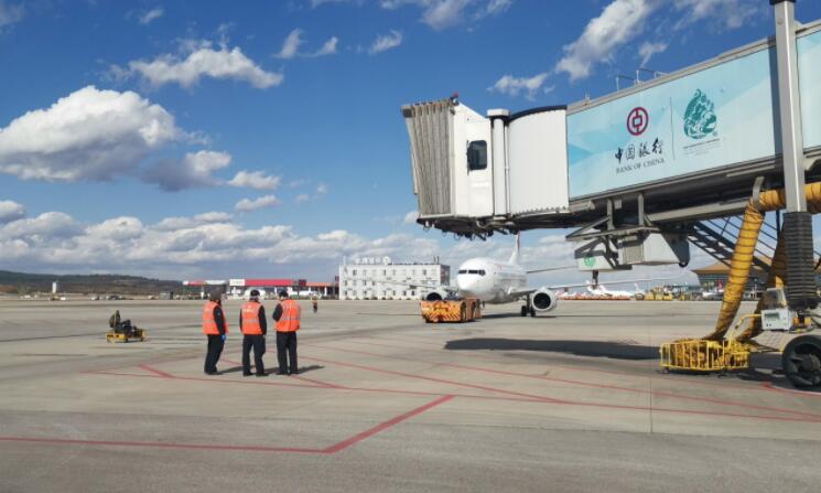 首架救灾航班紧急飞往丽江（开屏新闻记者 曹婕 通讯员 叶勤茹 王浩帆 王舸屹 杨茜 摄）