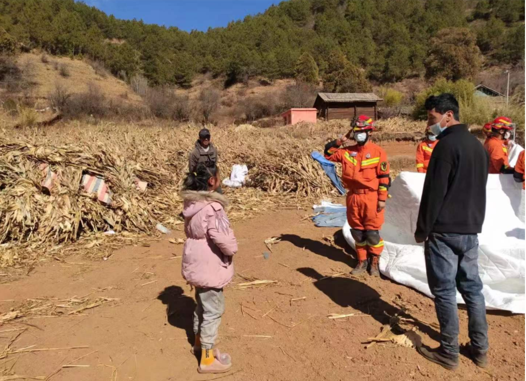 暖心！村民给消防员送来苹果、核桃！（供图）