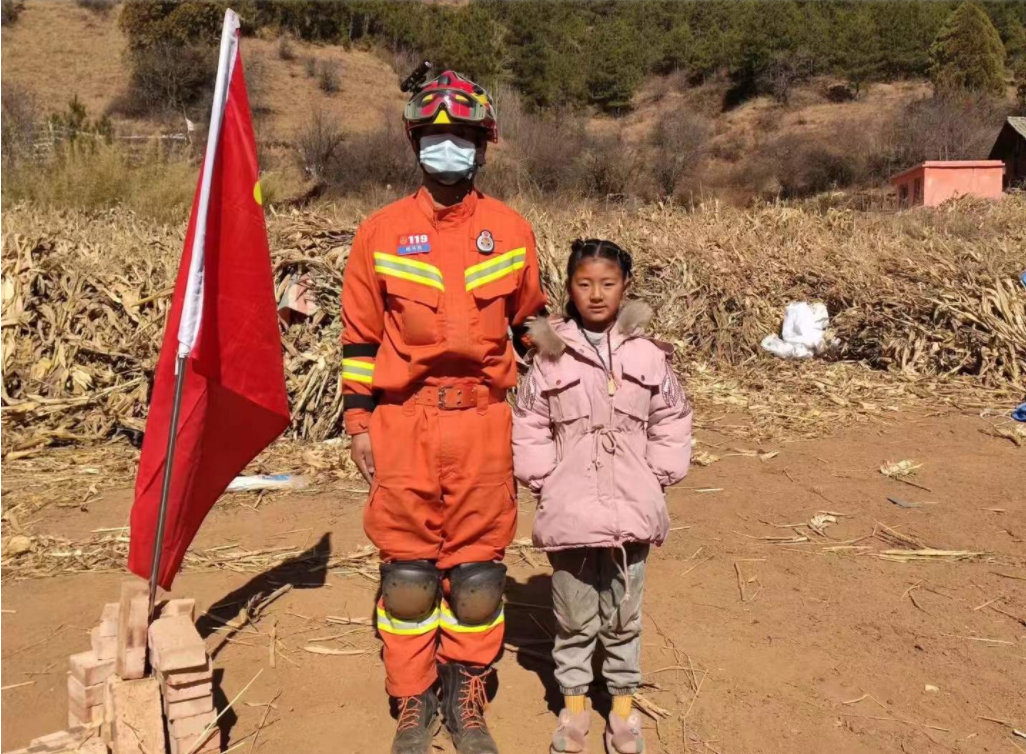 暖心！村民给消防员送来苹果、核桃！（供图）