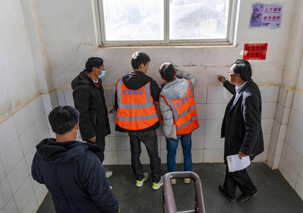 云南宁蒗震中:多措并举备开学(来源 新华视界)